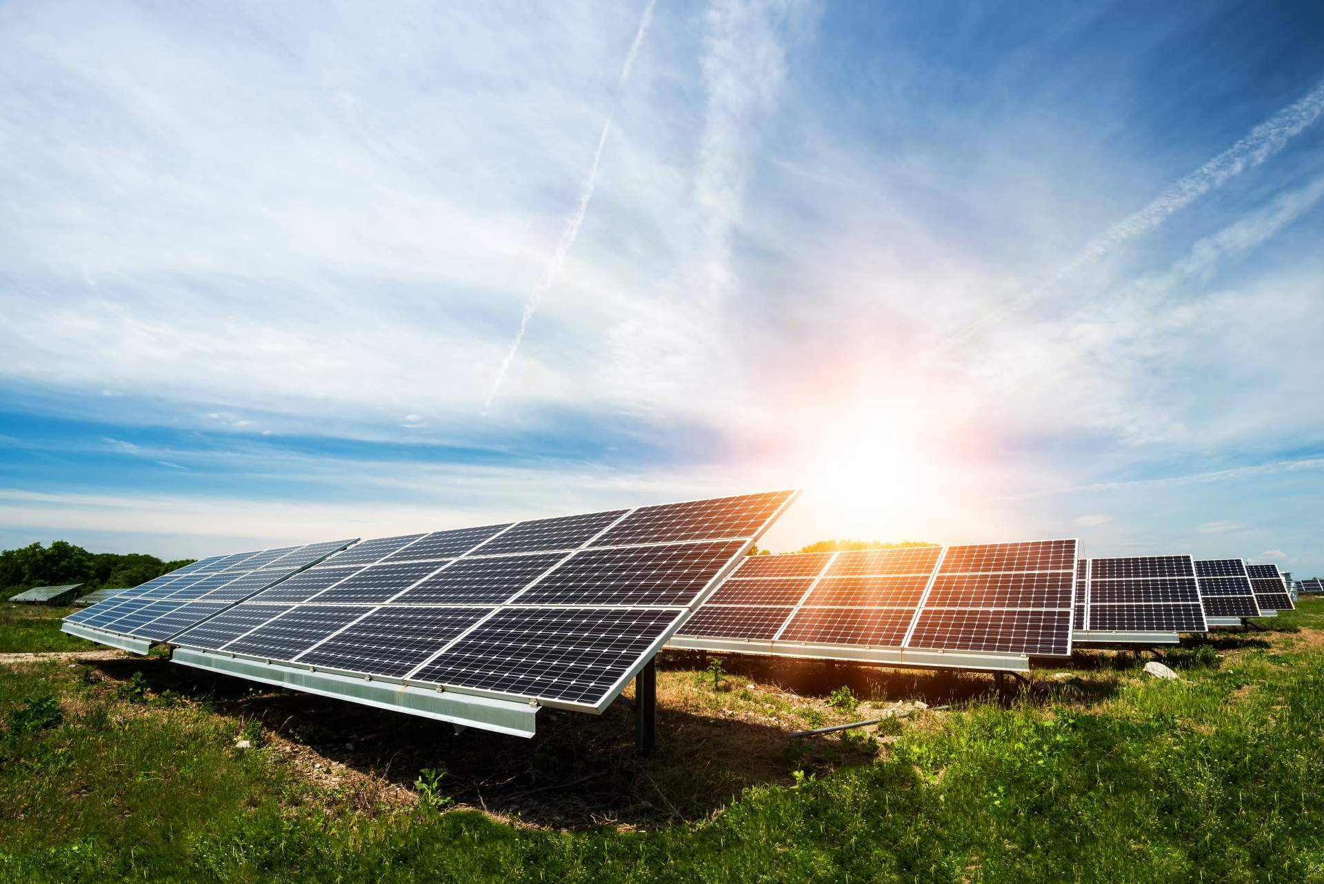 Aprovechar el poder del sol; instalar paneles solares con Factorenergía para un futuro sostenible