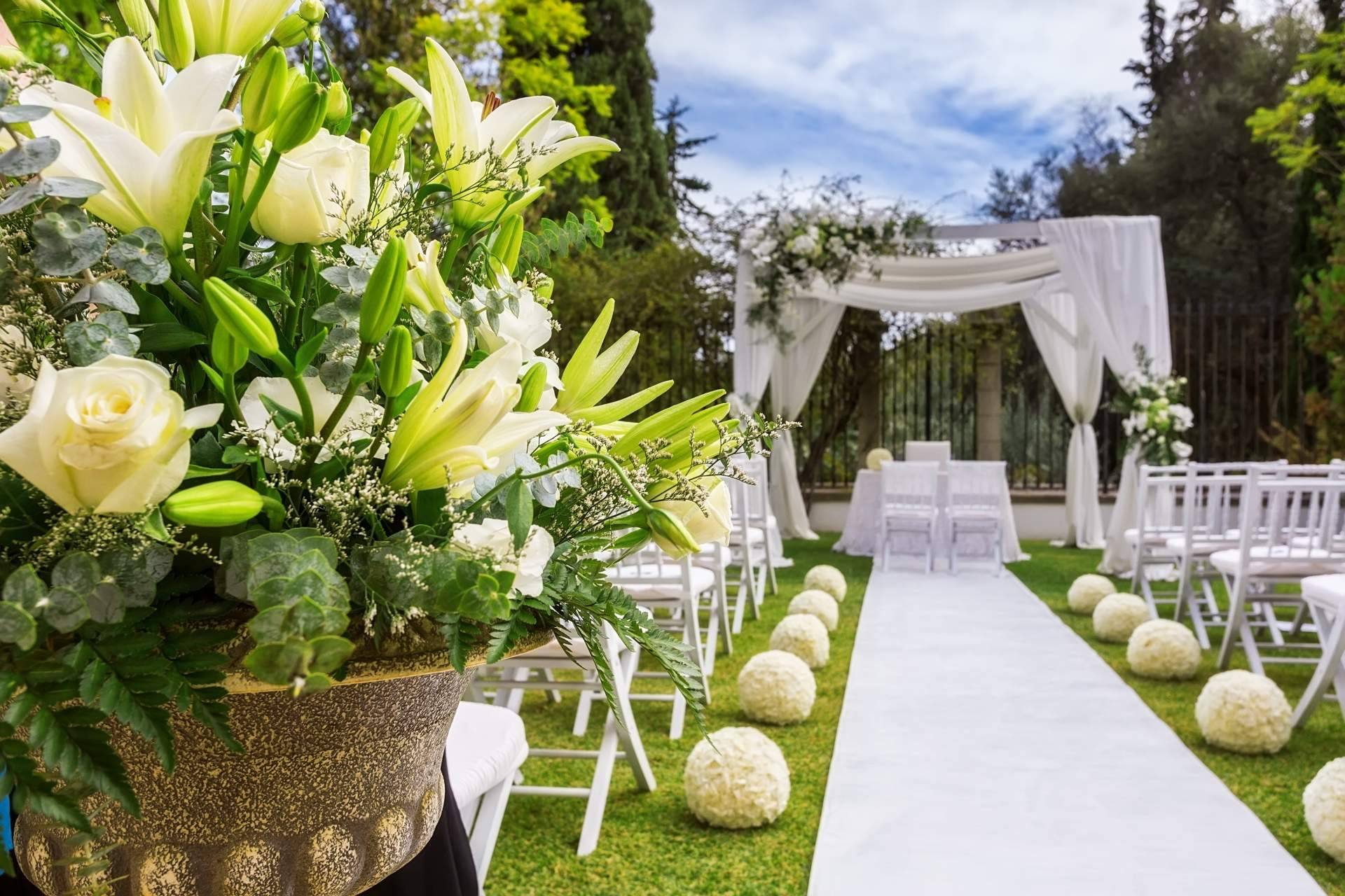 Resaltar la belleza de una boda con los arreglos florales de Rosistirem