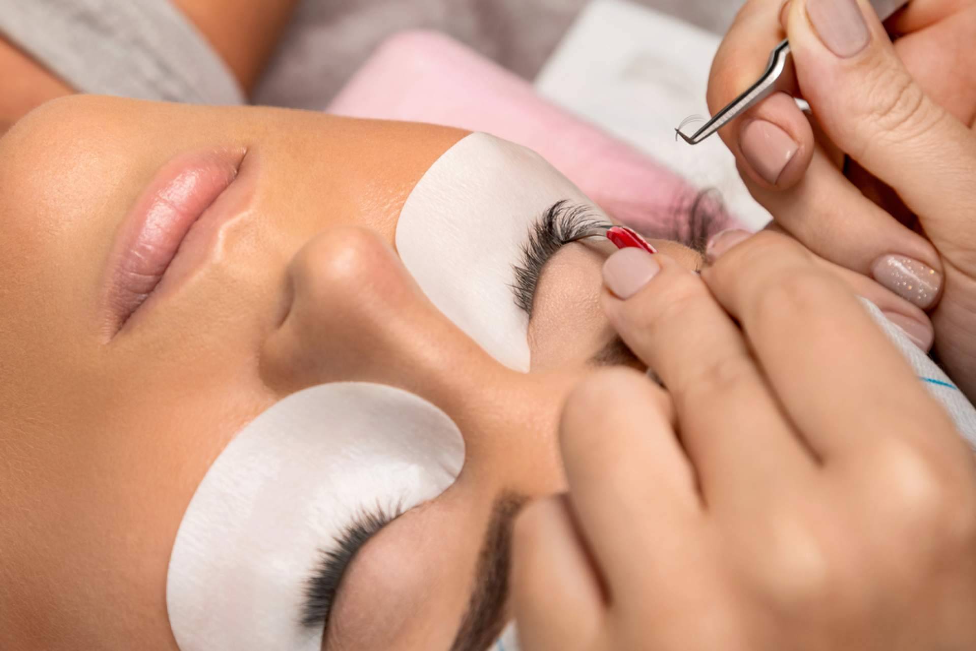 Lashes & Go, la cadena de exclusivos salones de belleza especializados en extensiones de pestañas, microblading, manicura y pedicura