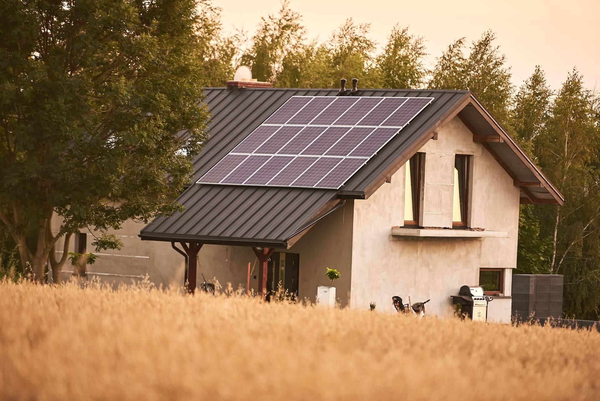 La clave para optimizar las placas solares y cargadores eléctricos, la fibra óptica plástica para una energía sostenible
