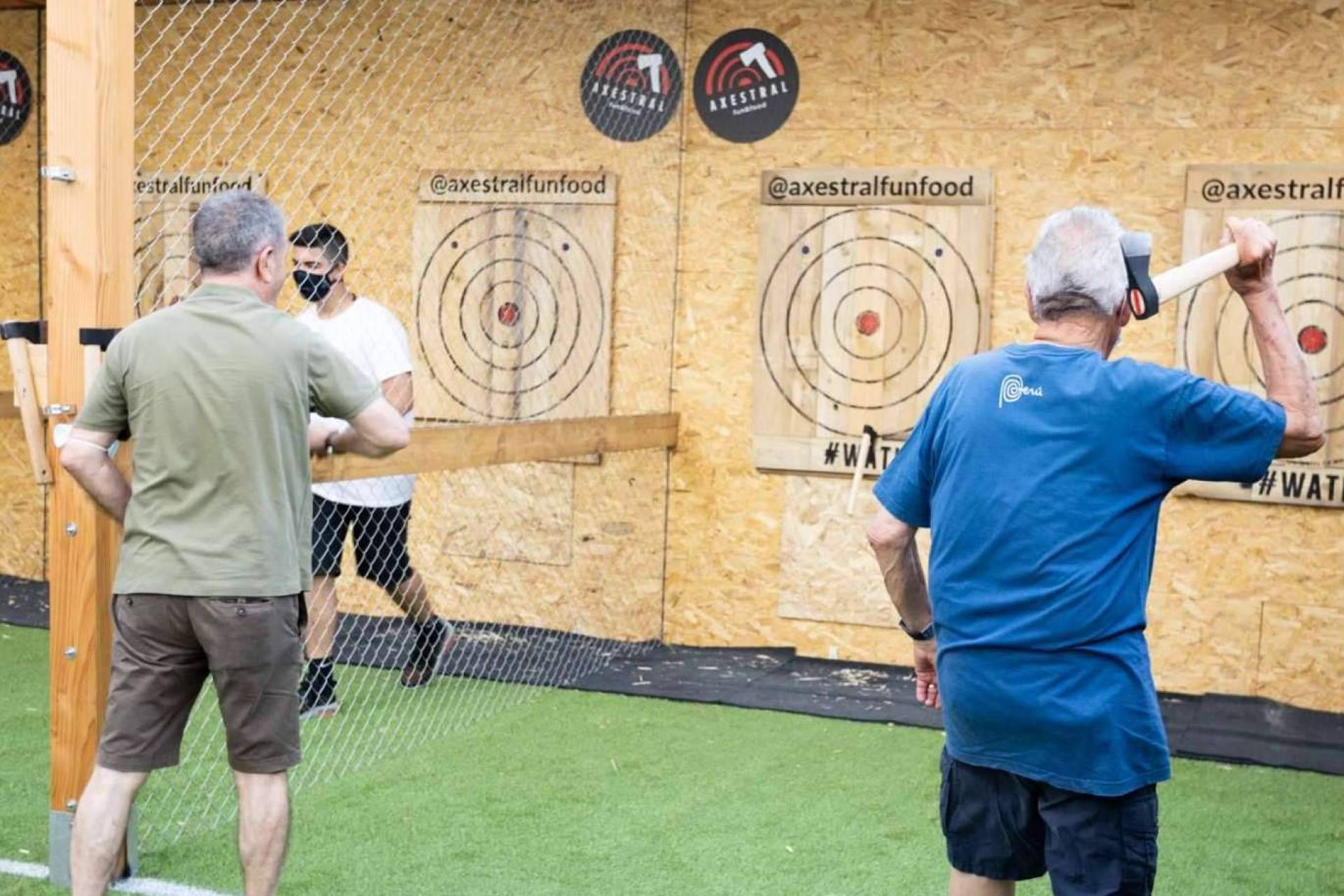 Franquicia Axestral ofrece una experiencia única en axe throwing (lanzamiento de hachas); emoción y diversión garantizadas