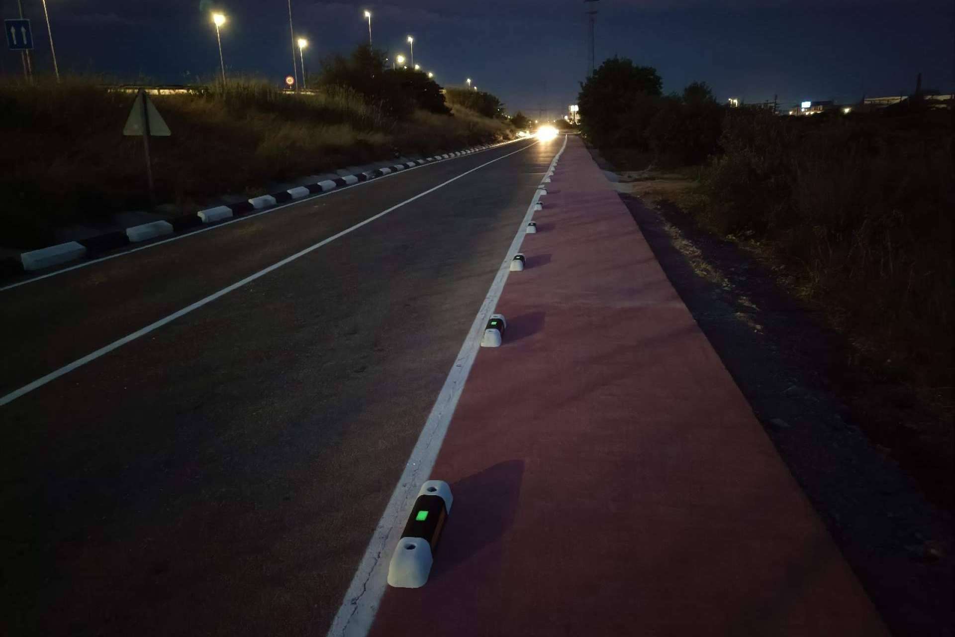 Instalación del separador de carril bici fotoluminiscente de Abadecom en Masalfasar, Valencia; una solución innovadora