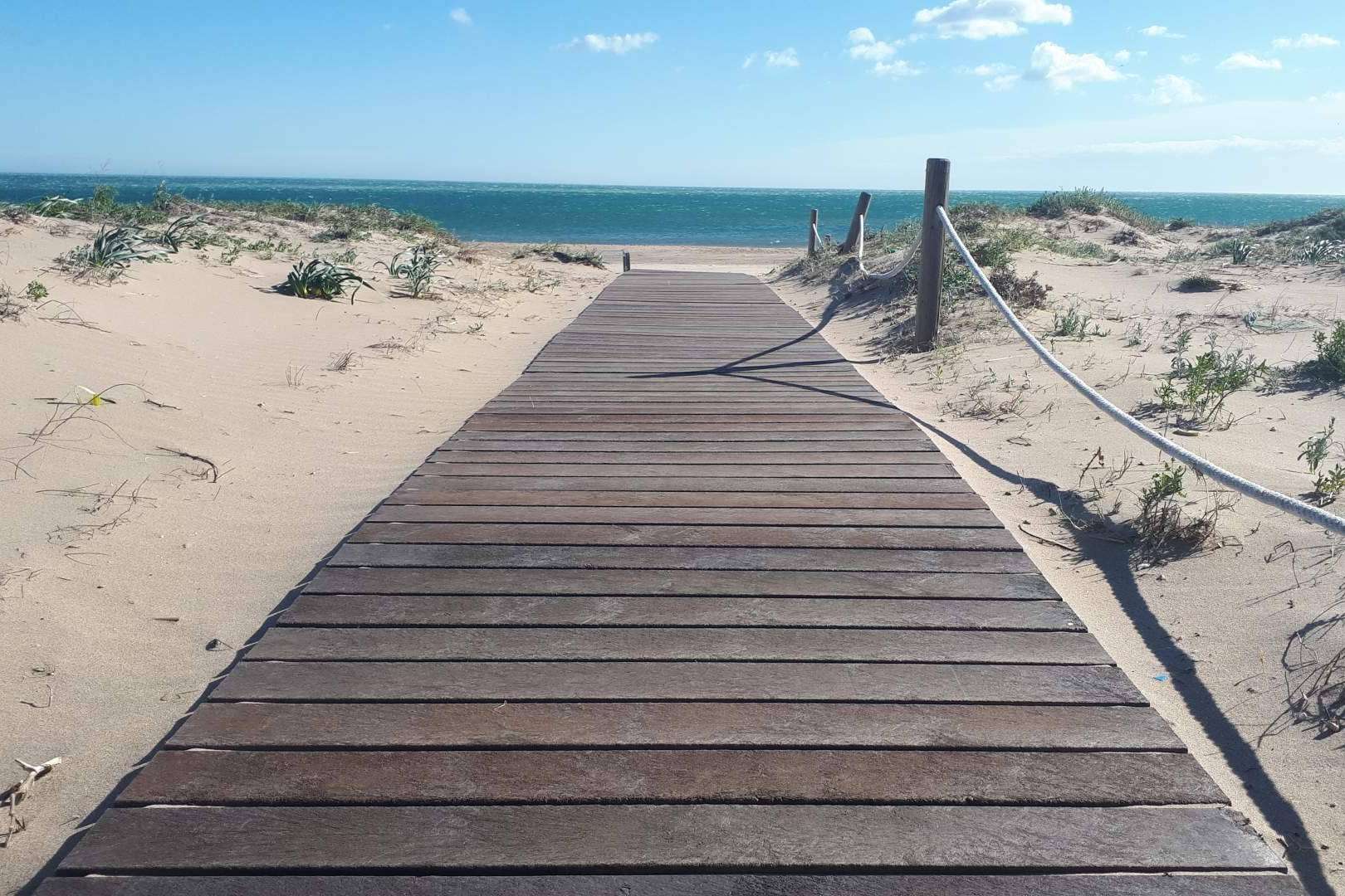 Abadecom y sus propuestas de pasarelas de playa de plástico reciclado