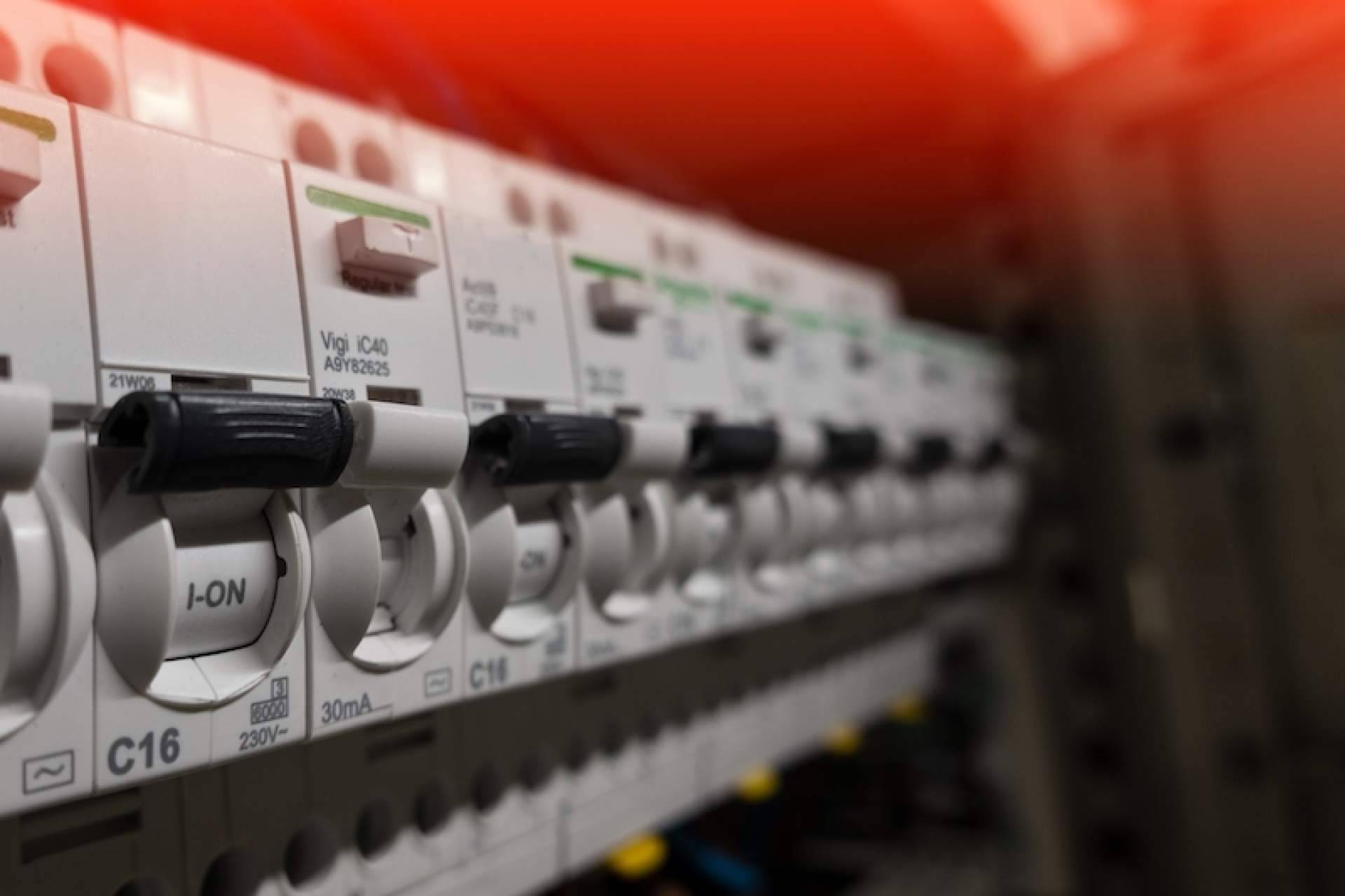 Cadenza Electric ofrece interruptores magnetotérmicos estrechos IDPN