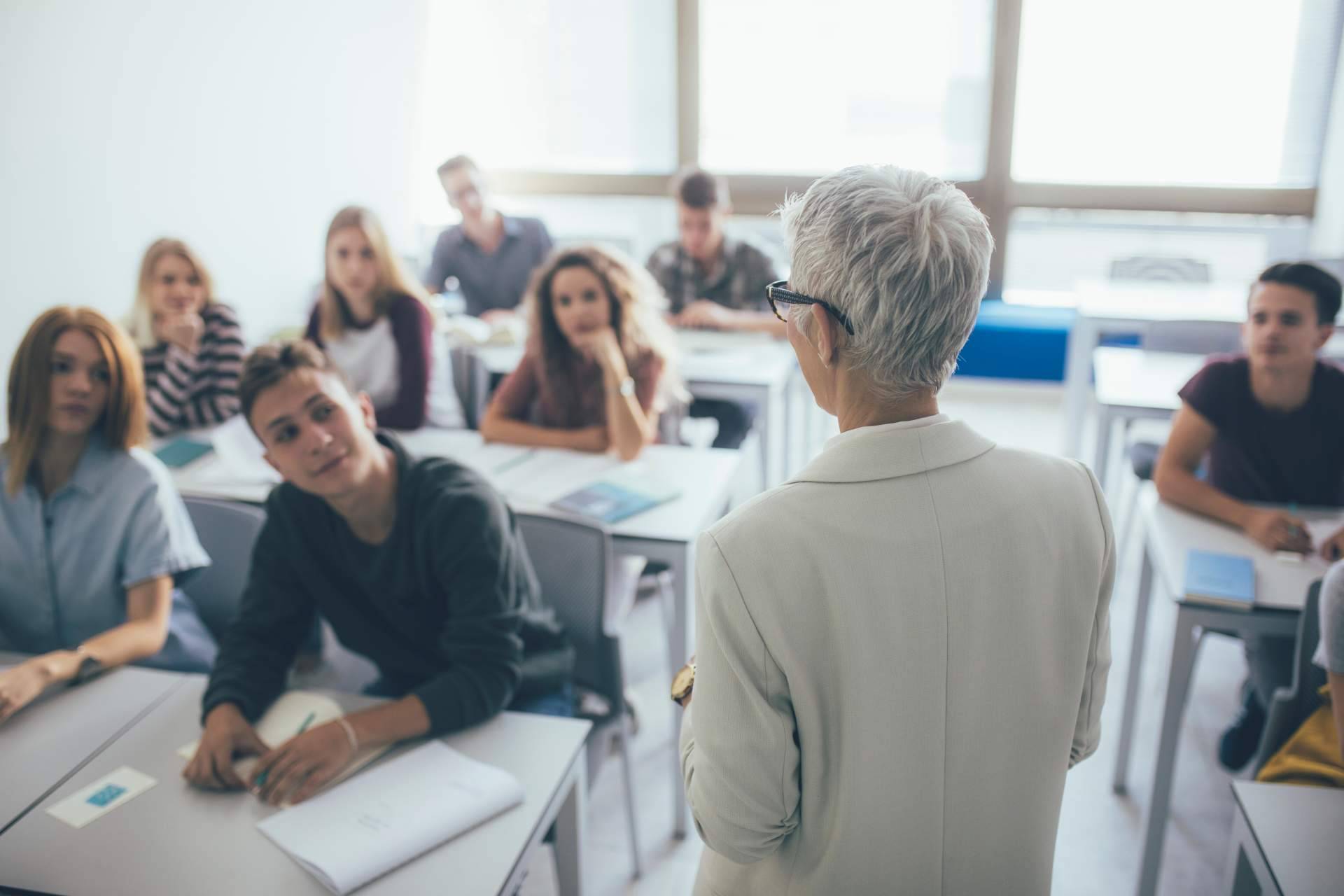 Cuáles son los criterios para el control horario y registro en los centros educativos