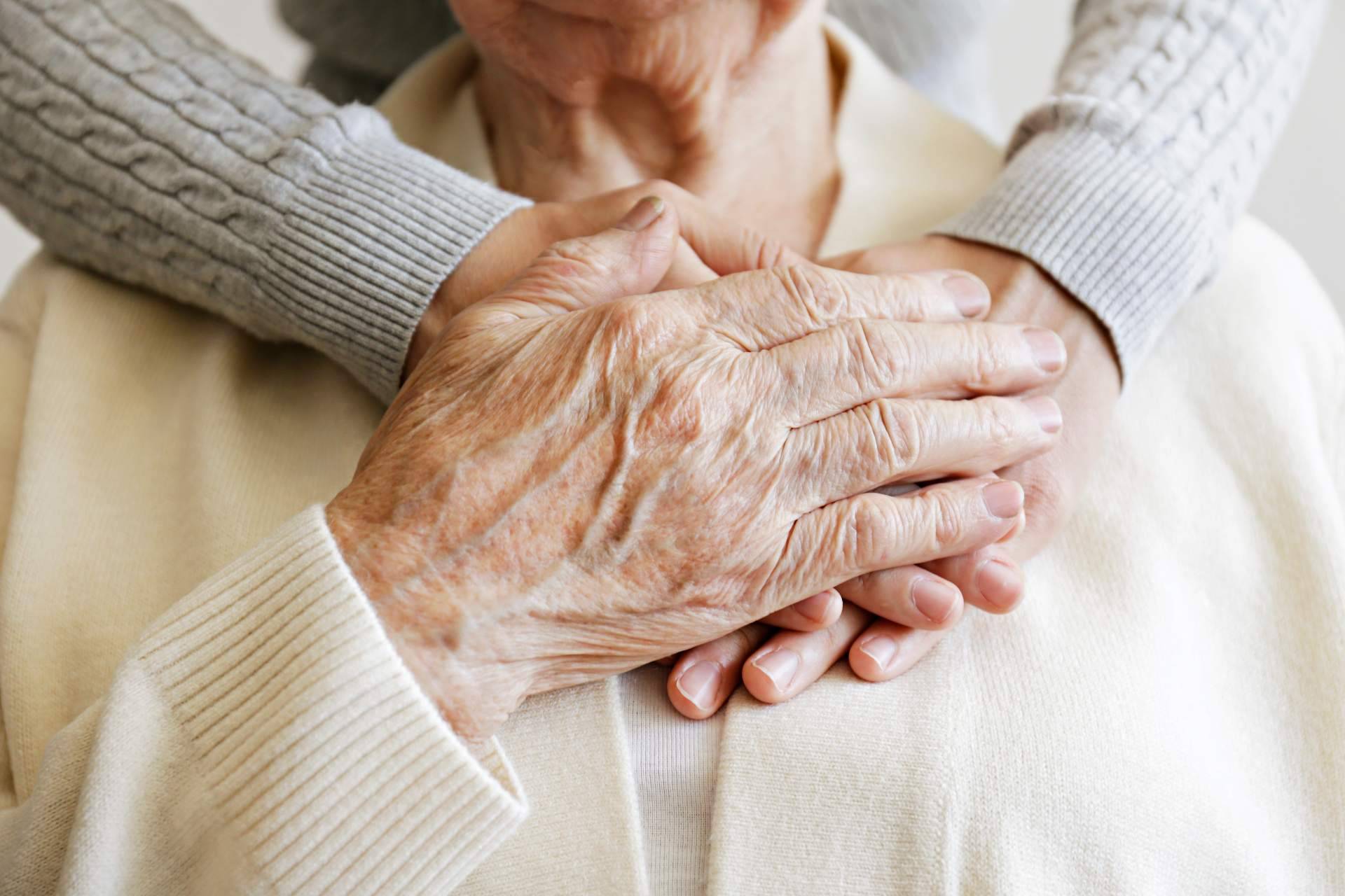 ¿Cómo reconocer los primeros síntomas en la enfermedad de Parkinson?