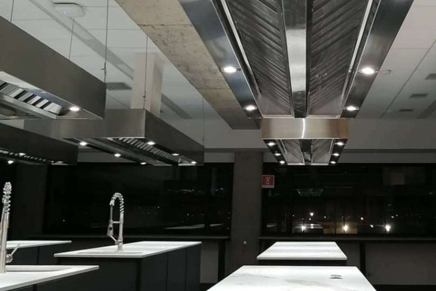 ¿Dónde encontrar campanas de cocina industriales para restaurantes? Grupo Industrial
