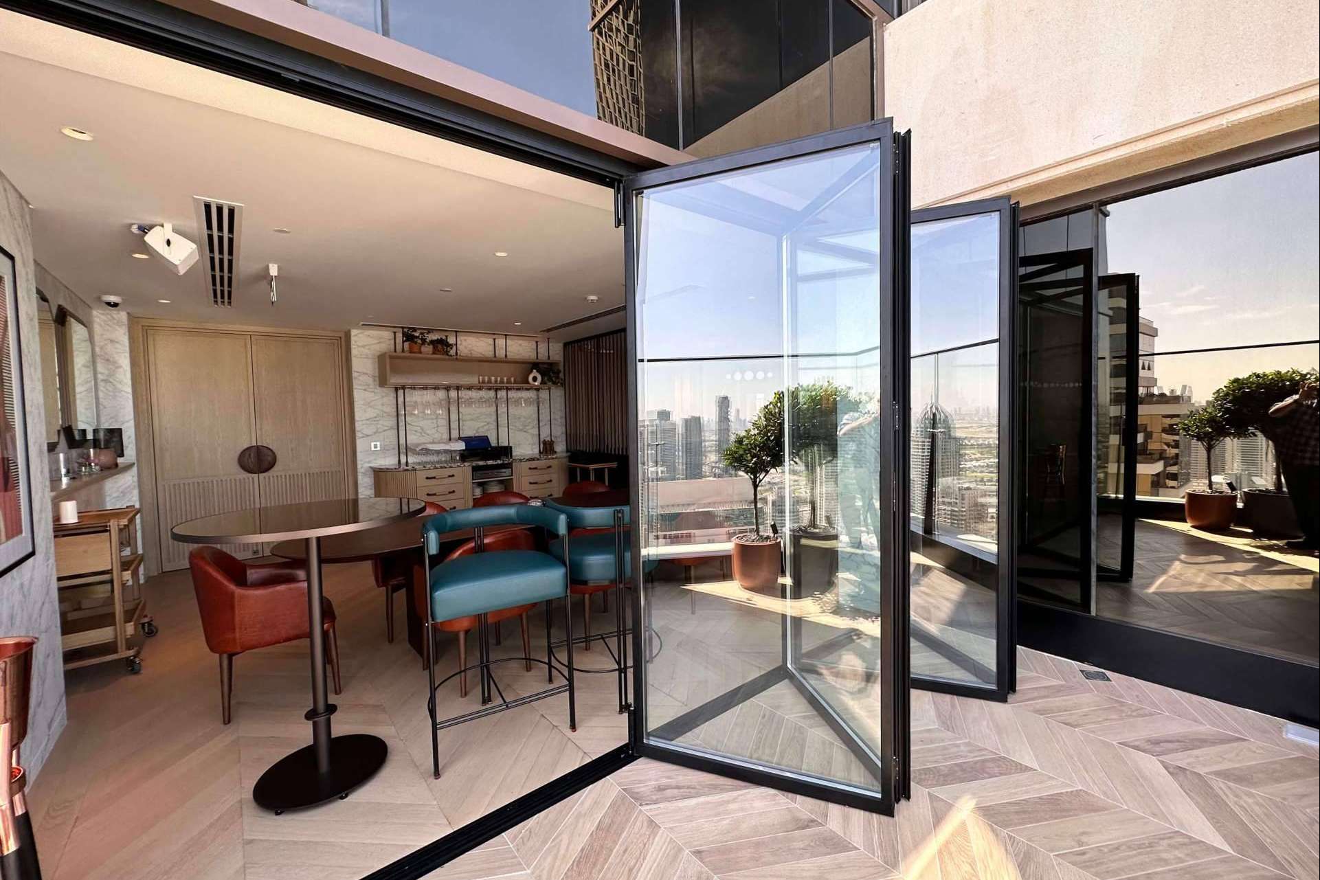 Puertas plegables de cristal con diseños minimalistas ofrecidas por Airclos