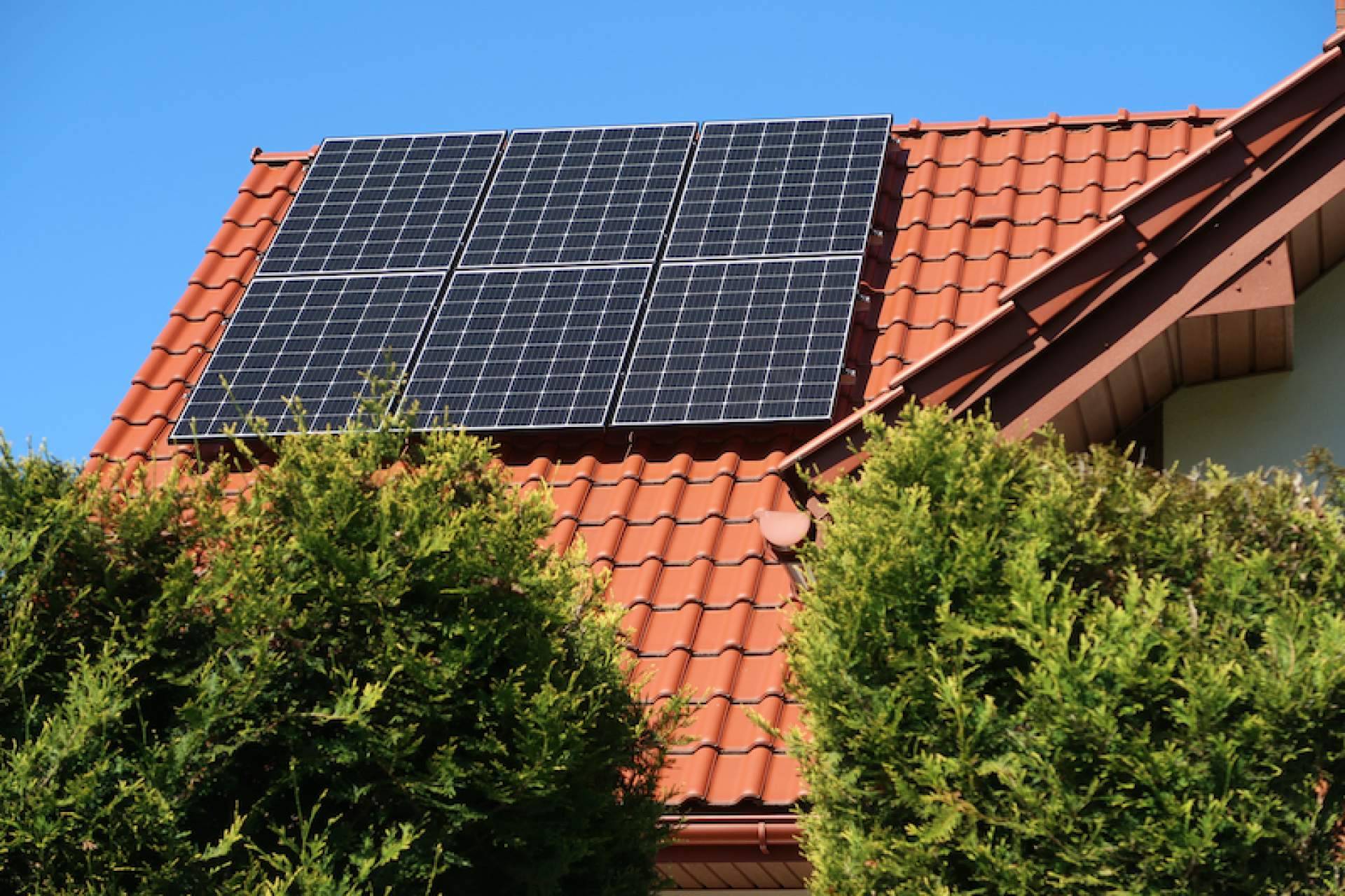 Beneficios de las placas solares, según Acierta Eficiencia