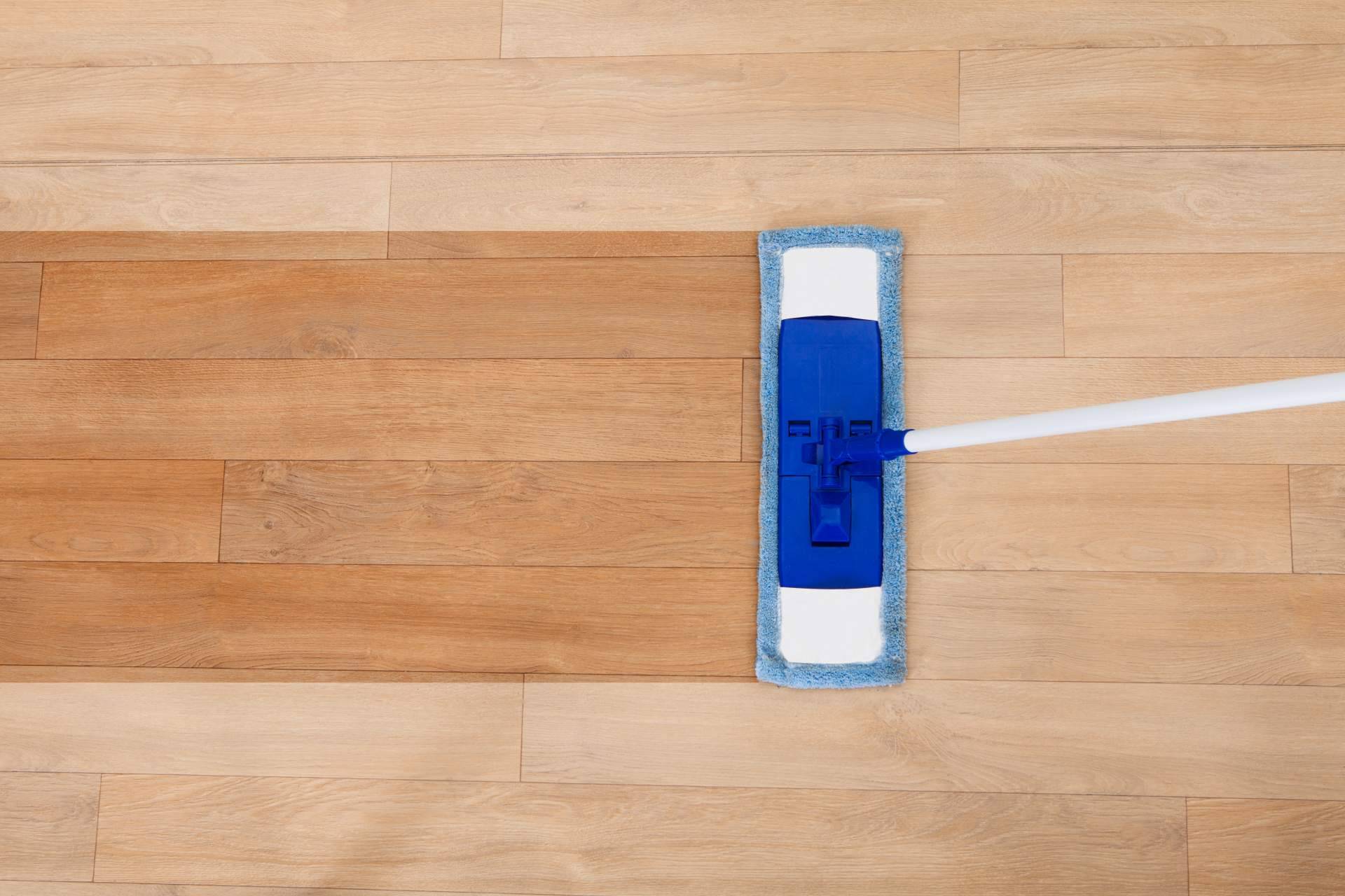 Barniz al agua o barniz al disolvente. ¿Cuál es la mejor alternativa para barnizar el suelo de una casa?