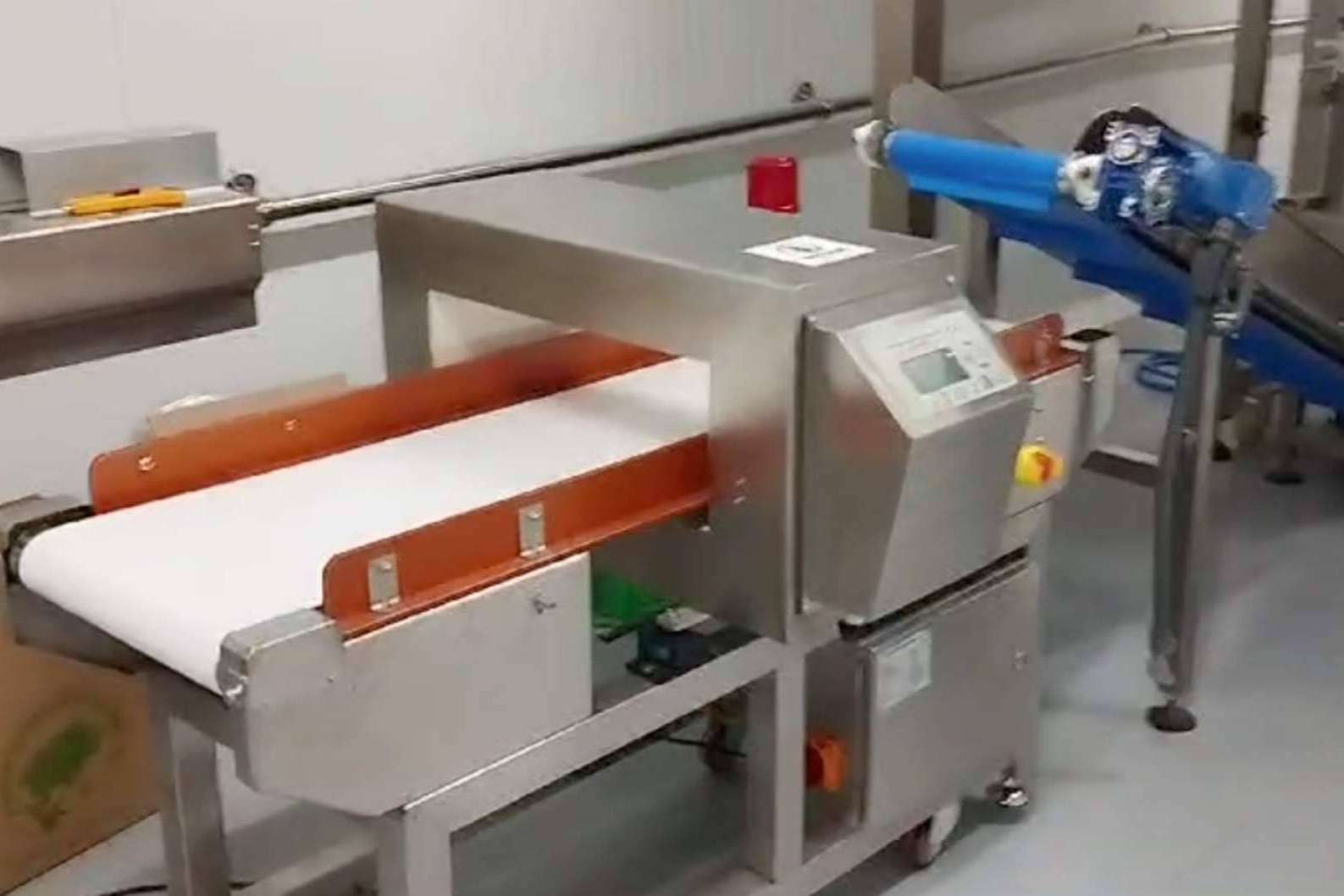 Suministro e instalación de máquina detectora de metales para alimentos