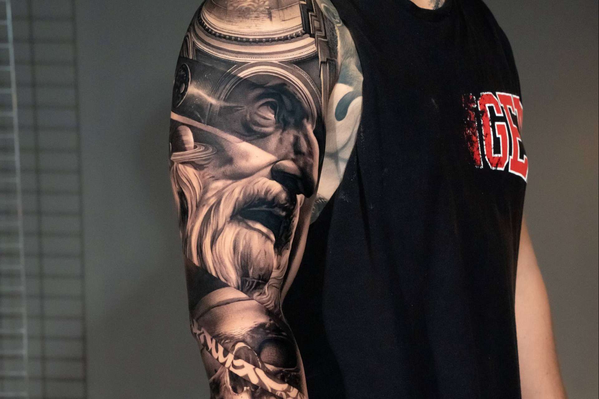 Para hombre que no deja de ganar adeptos, el curso de tatuajes en el brazo, por Habbility