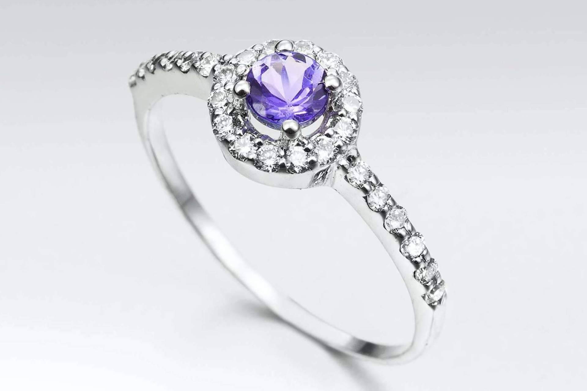 Descubrir la gema en tendencia en anillos de compromiso y joyería, la tanzanita