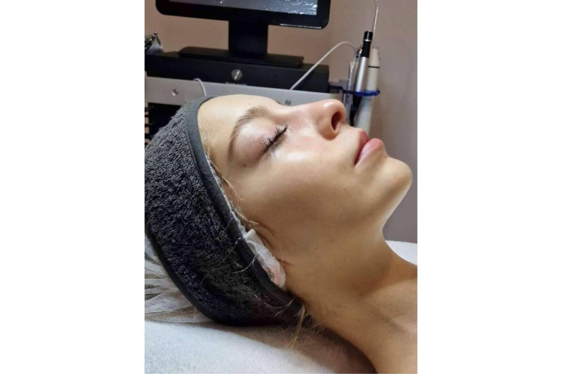 Recibir una súper limpieza facial después del verano