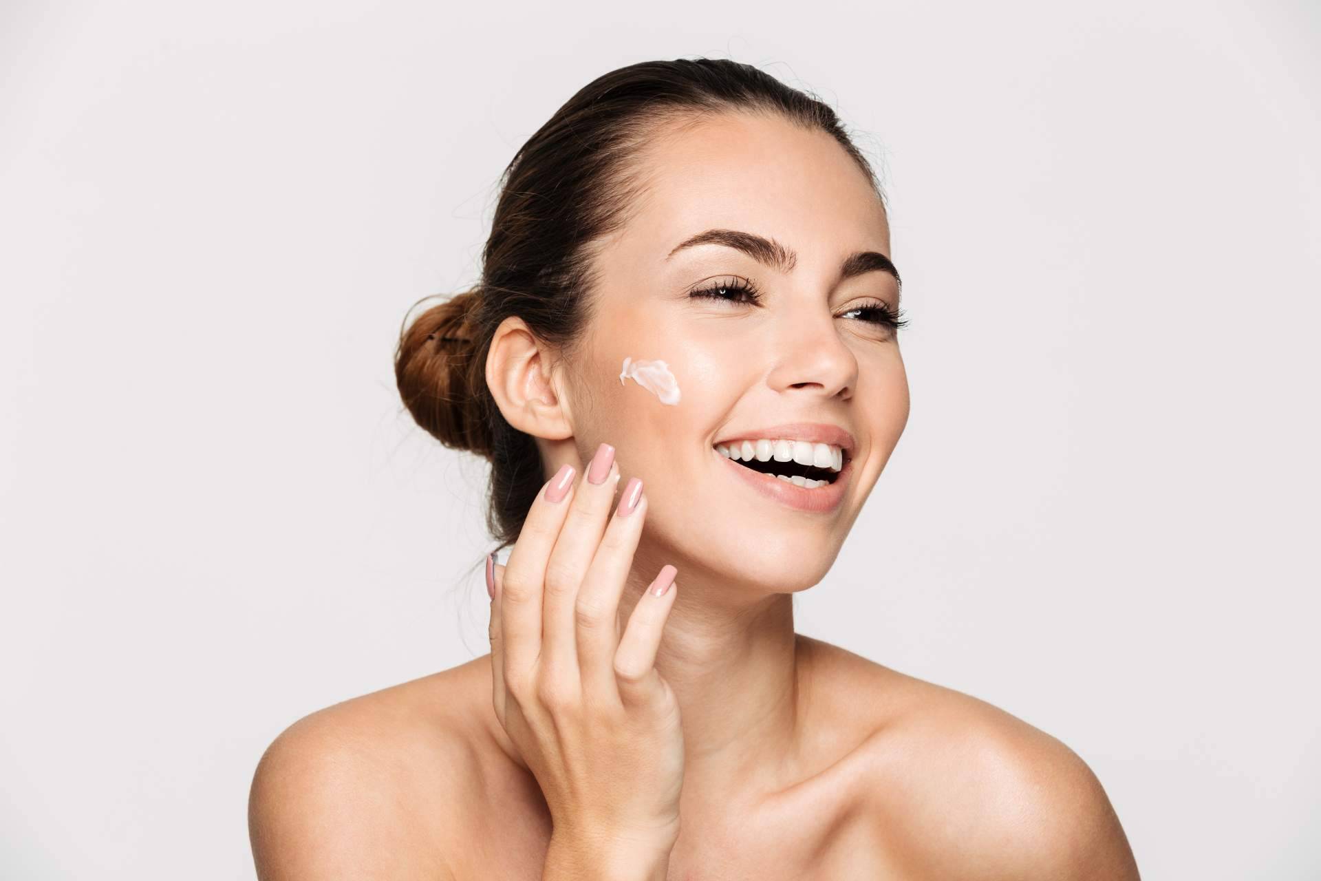 Alluring Clinic lleva a cabo rellenos faciales con ácido hialurónico que aportan resultados naturales
