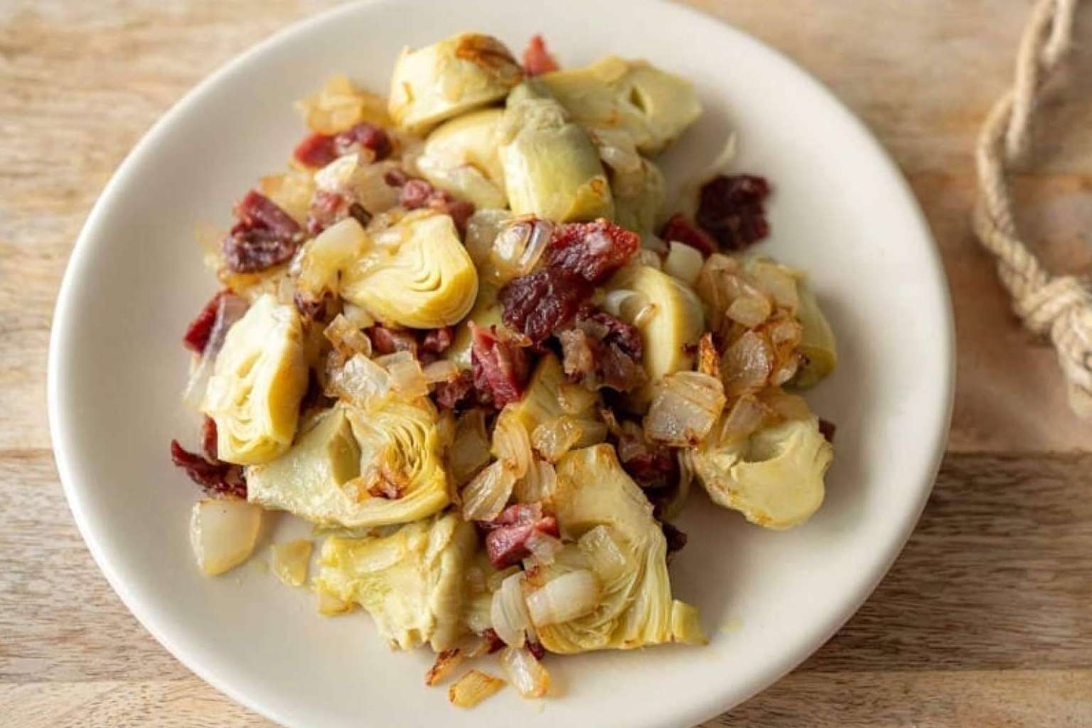 Verdaderas alcachofas con jamón al estilo mediterráneo