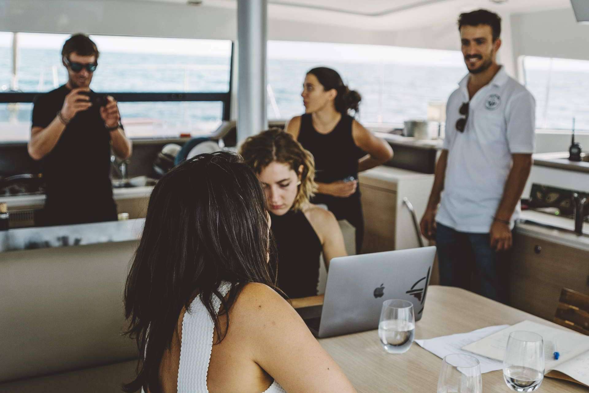 Alquilar un barco para tener un evento de empresa con Sondevela