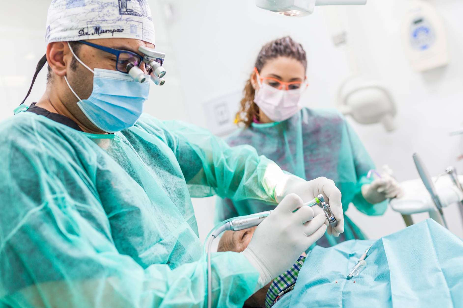 Contar con las últimas tecnologías en odontología y con profesionales conscientes de los avances que representan para el sector, en Implantes Sevilla