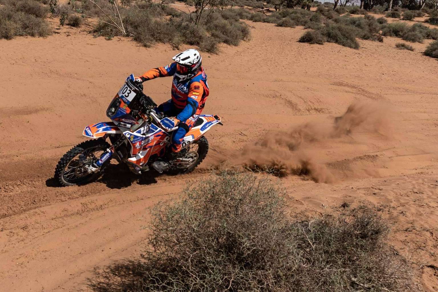 ADHESIVOSEMBARRADOS pone a disposición equipaciones para rally en moto