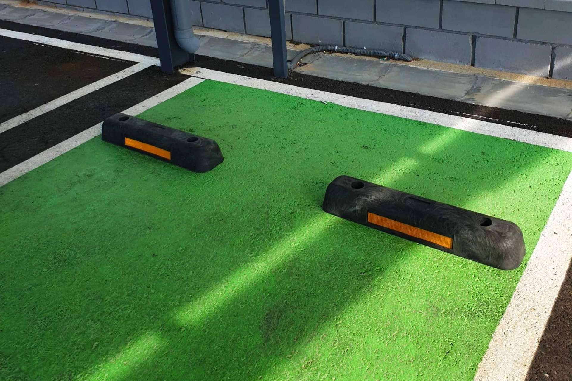Abadecom contribuye a la economía circular a través de su tope de parking de plástico reciclado