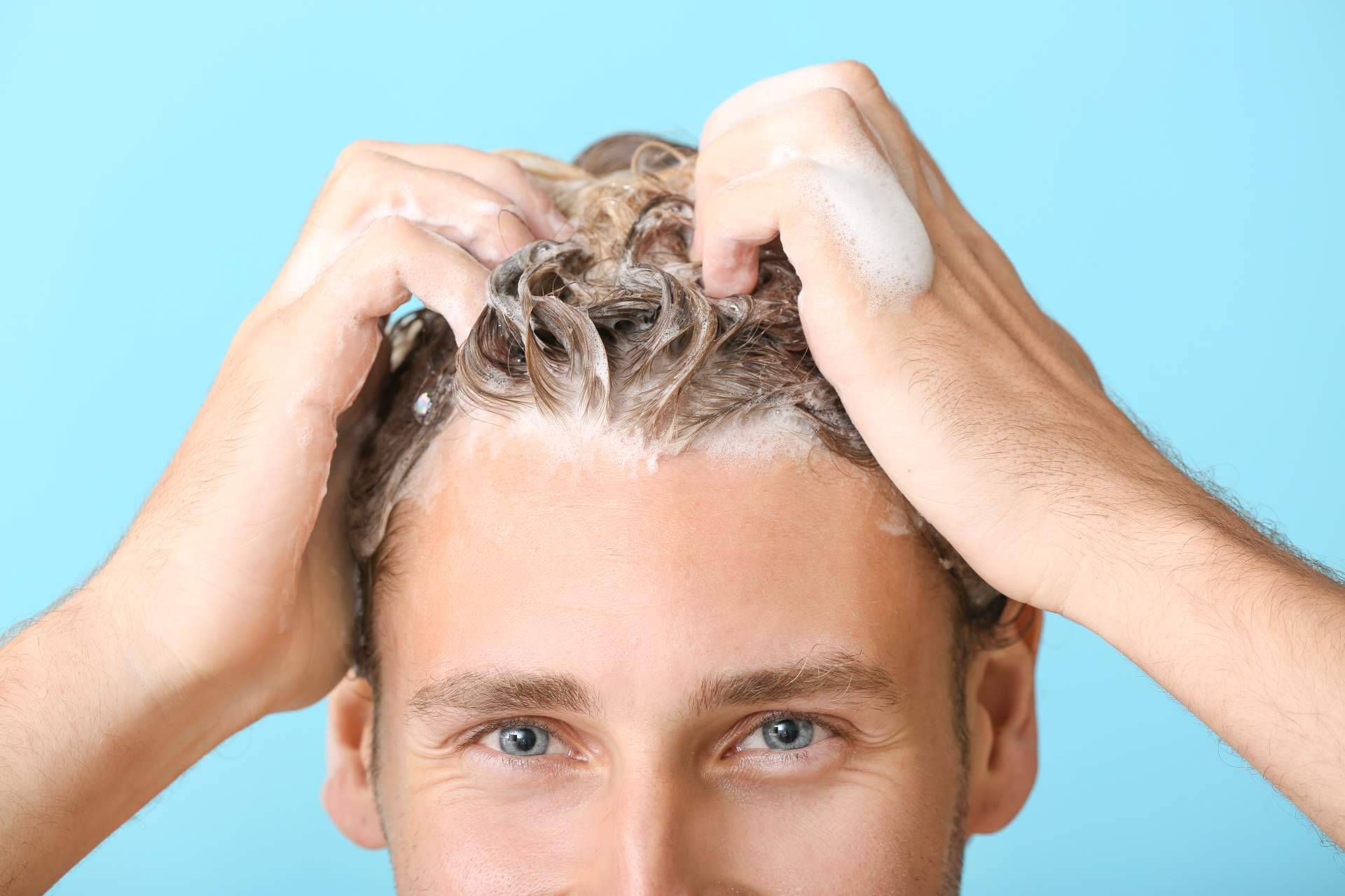 ¿Cómo lavar el cabello tras un trasplante capilar? El champú de Evocapil tiene la solución
