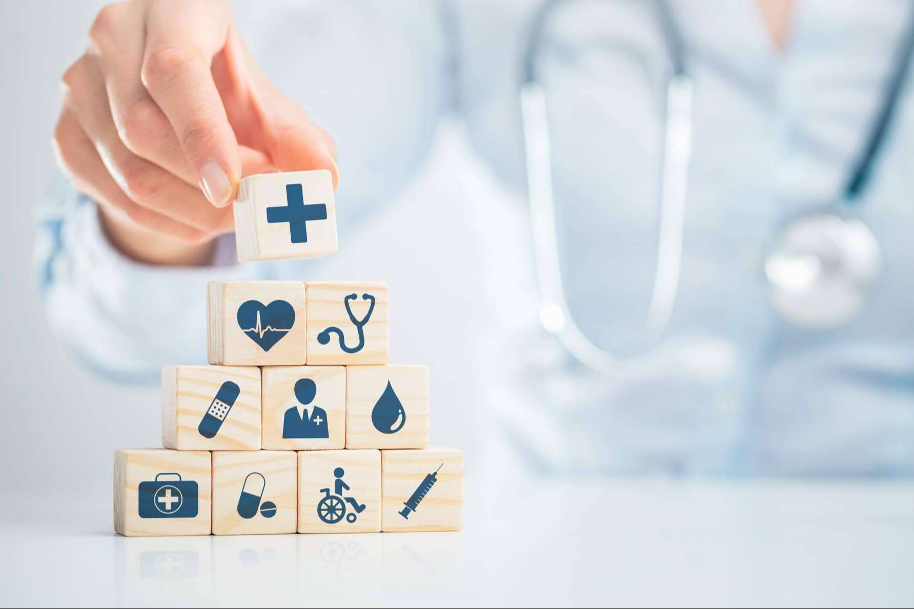 Contratar un seguro de salud Adeslas de la mano de Paradigma XIII Mediación