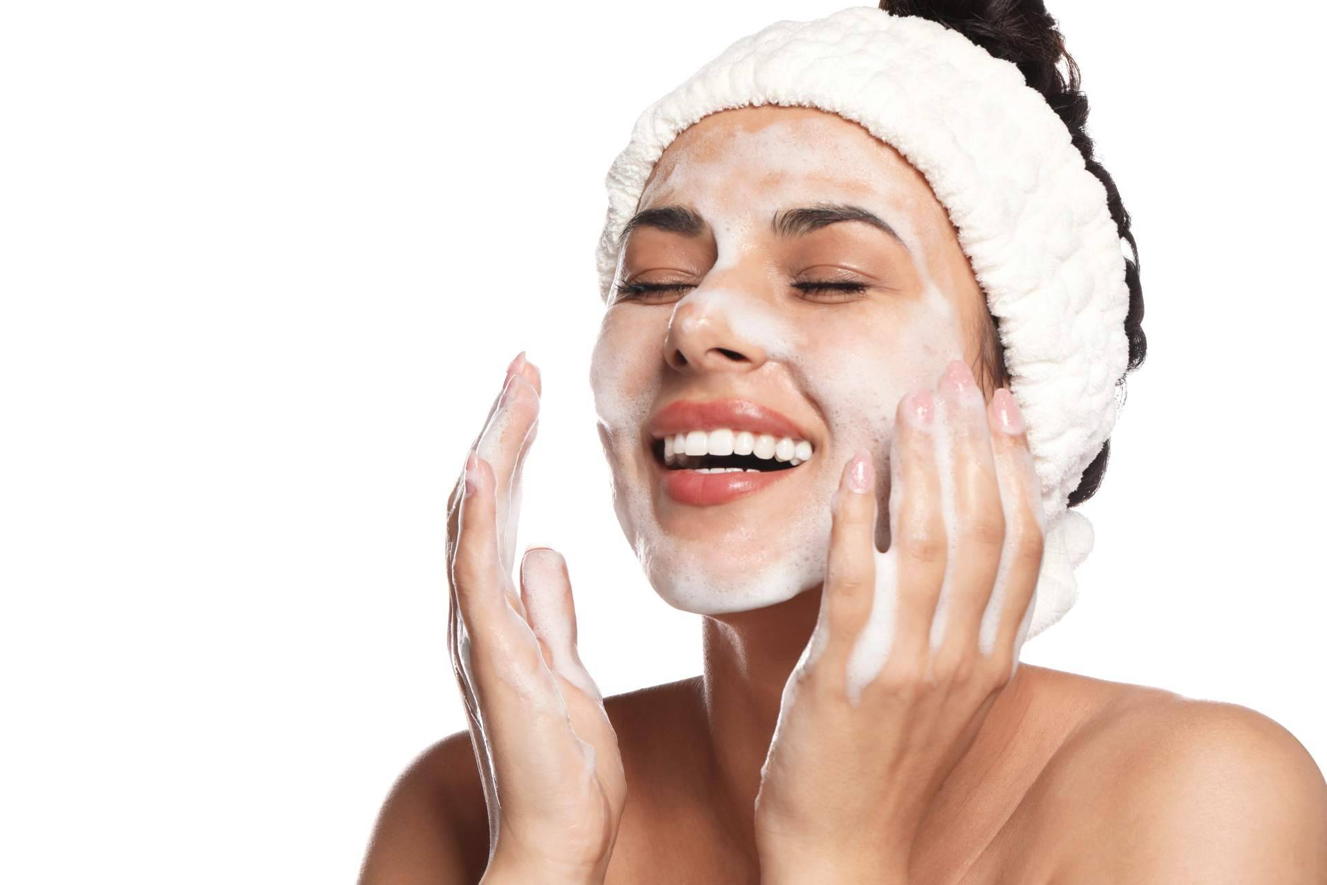Cómo encontrar el mejor limpiador facial según el tipo de piel, por Farmasky