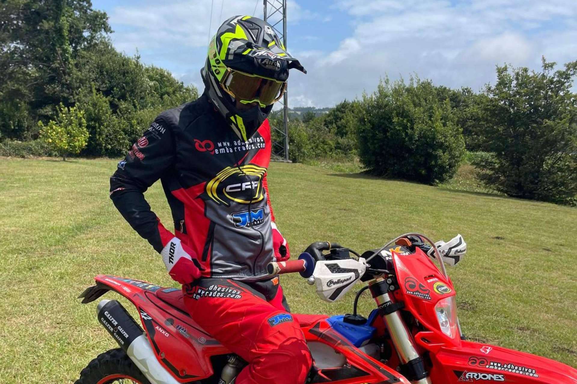 ADHESIVOSEMBARRADOS ofrece ropa para participar en el Rally Dakar
