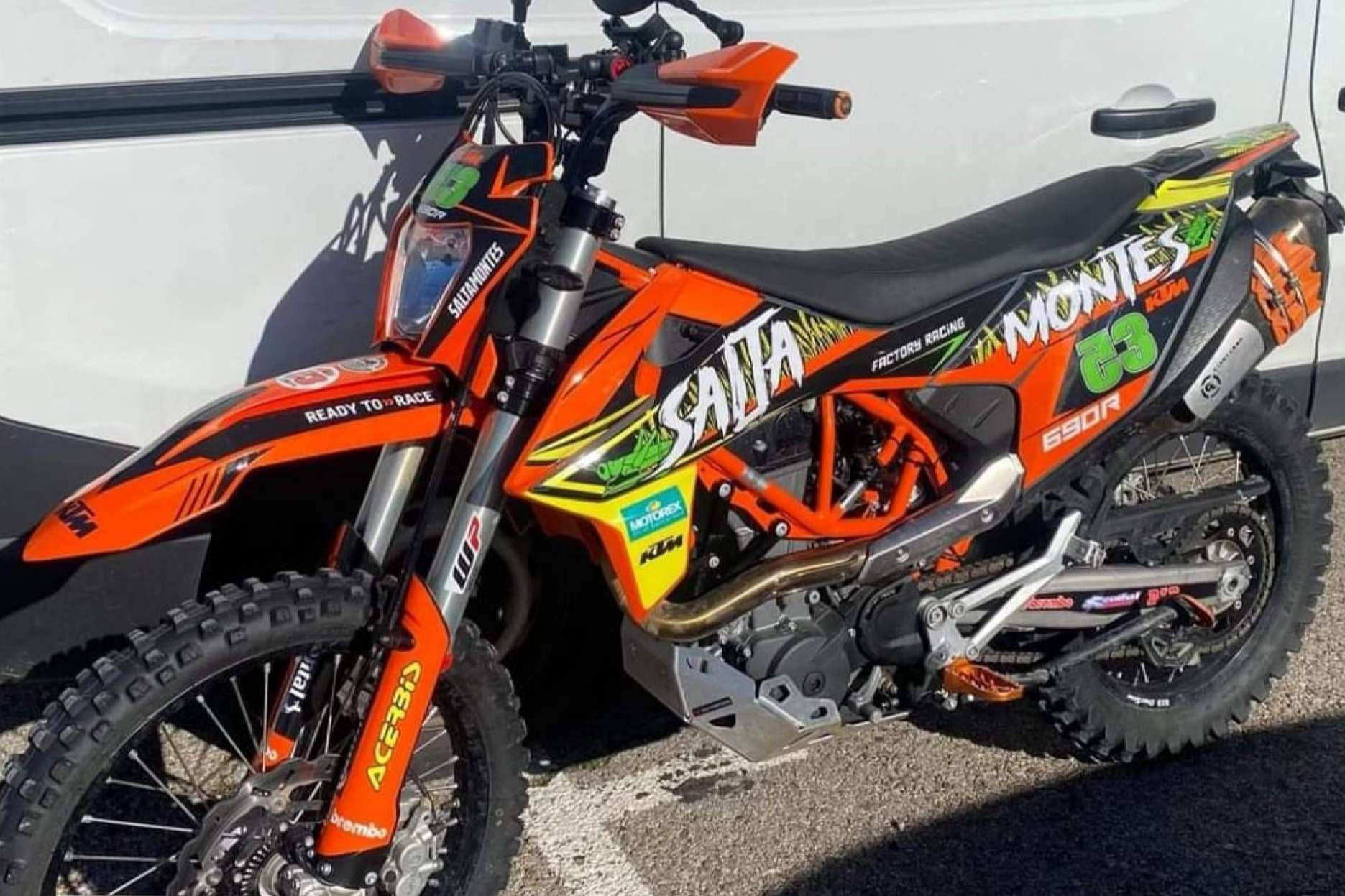 Adhesivos para motos offroad personalizables, de la mano de ADHESIVOSEMBARRADOS