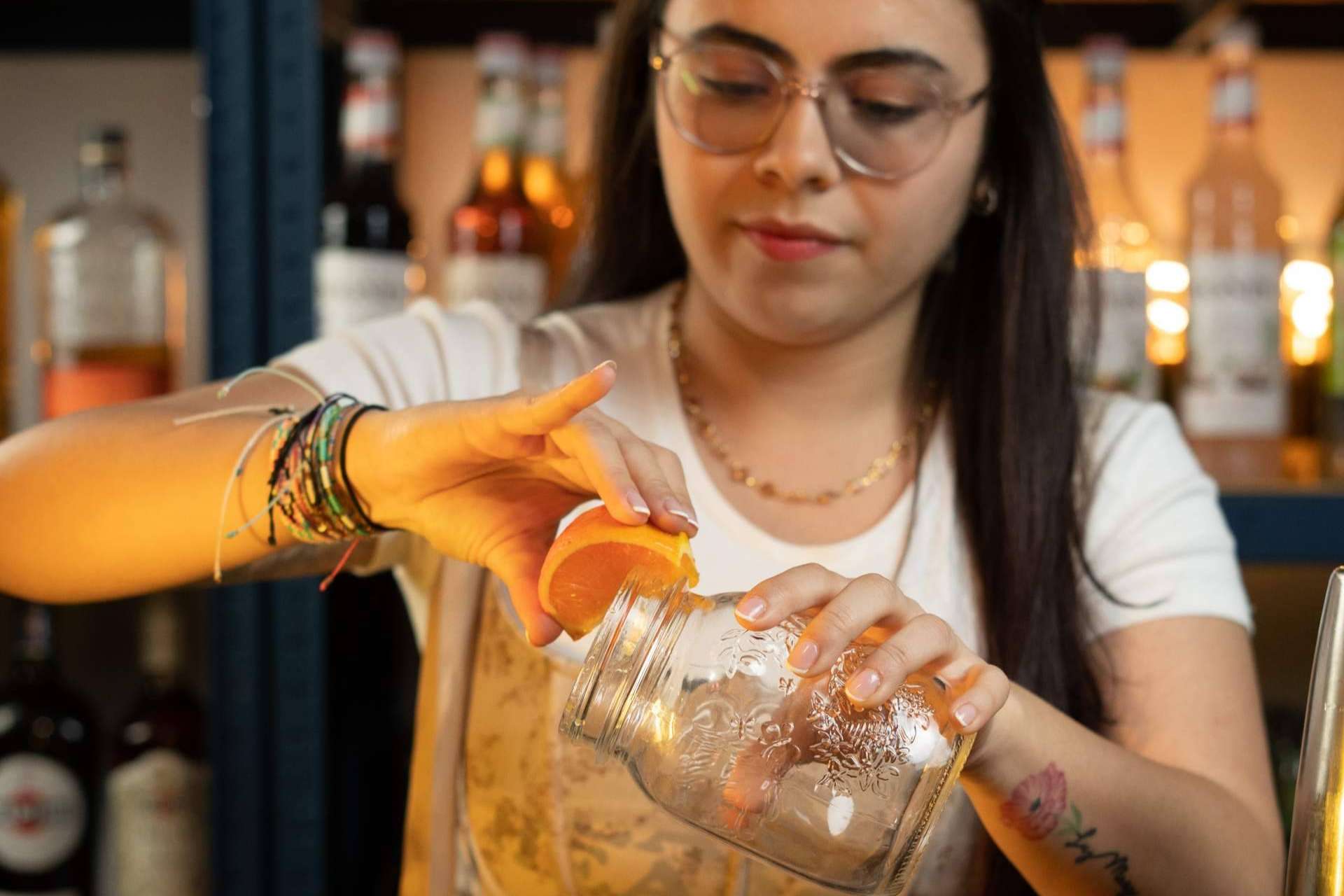 El curso de bartender profesional para formar maestros de la coctelería a través de la experiencia práctica