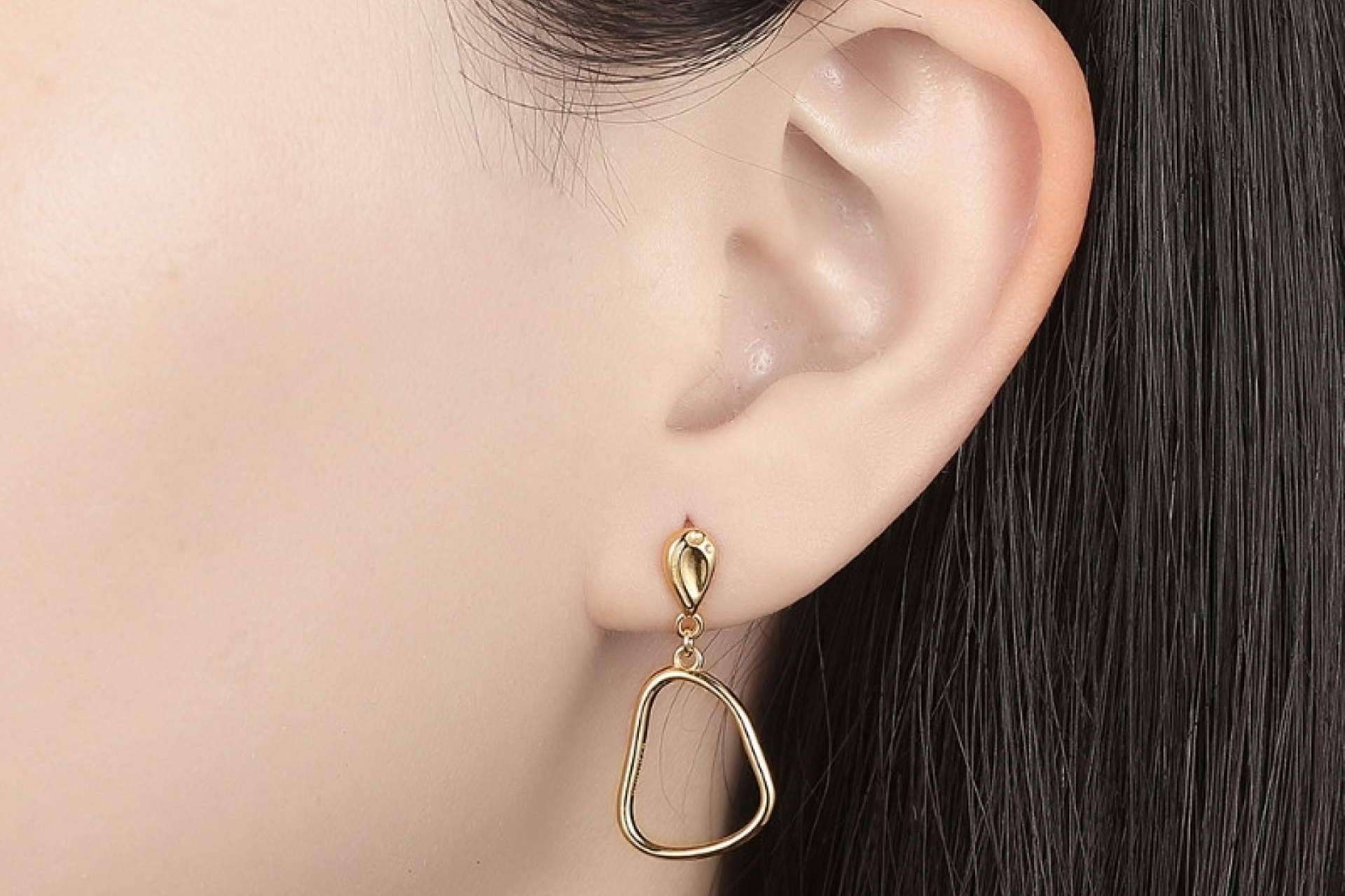 Elevar un look este otoño con pendientes de plata