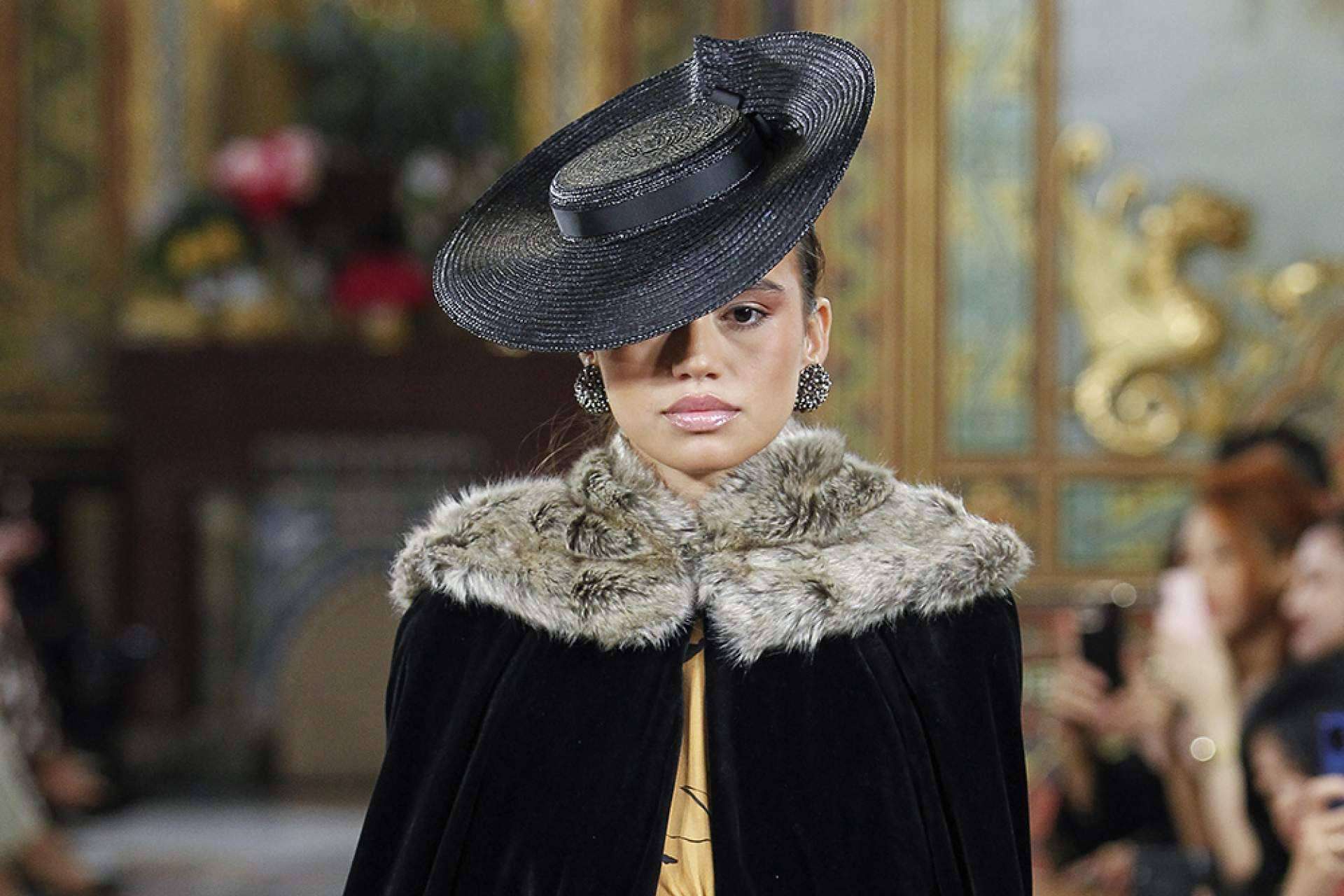 Capas Capicúa, una de las firmas españolas sostenibles más tops de complementos tendencia para invitadas de boda