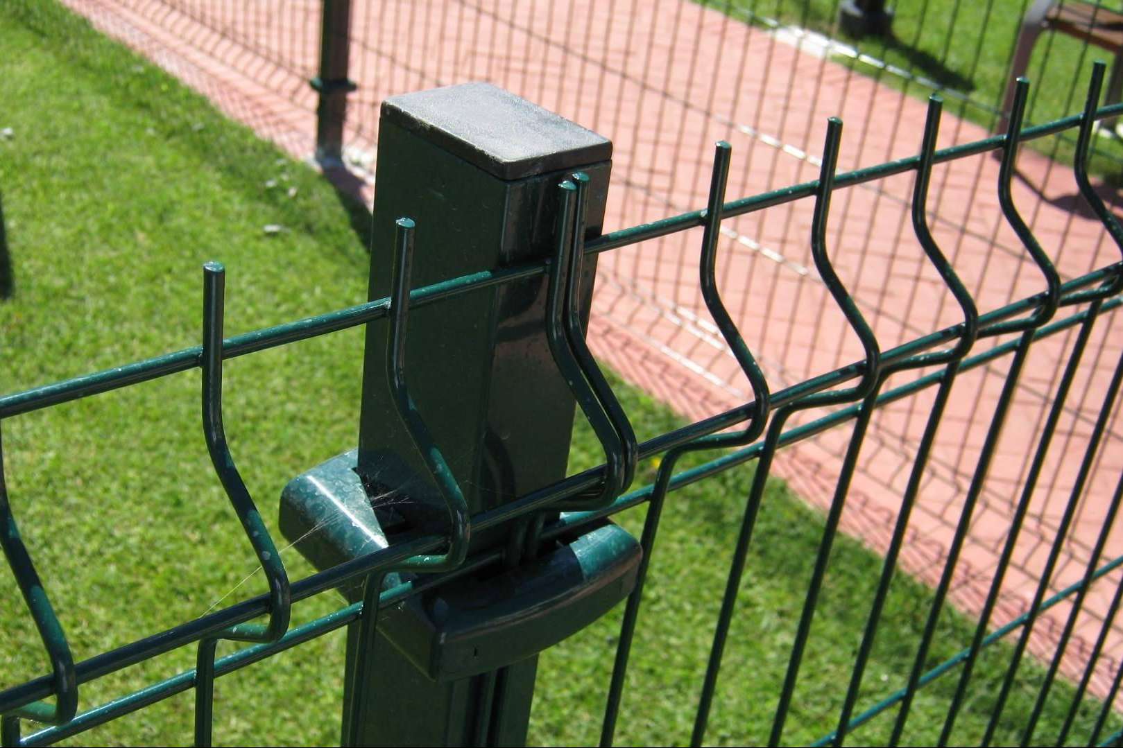 Securfix, lanza sus puertas mallazo siendo un referente en vallados metálicos