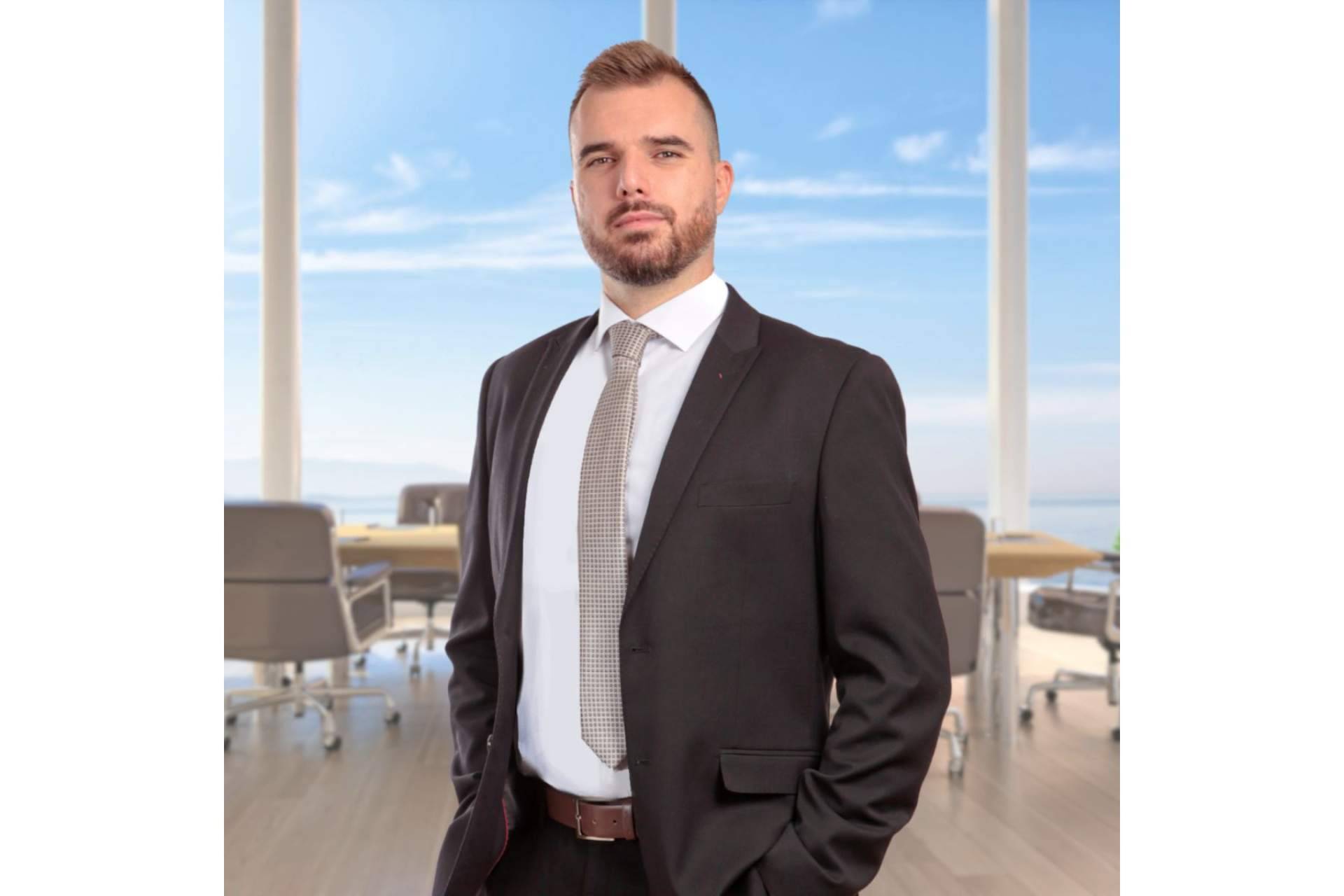 La prestigiosa boutique inmobiliaria Saguar Real Estate dispone de la venta del exclusivo chalet Villa Atardecer Dorado en Los Peñascales, Torrelodones