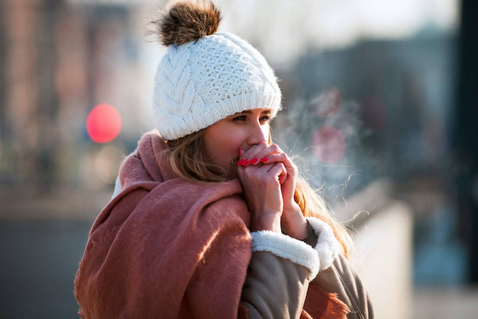 Tratar la humedad en invierno en el cabello con el alisado brasileño de VegLiss