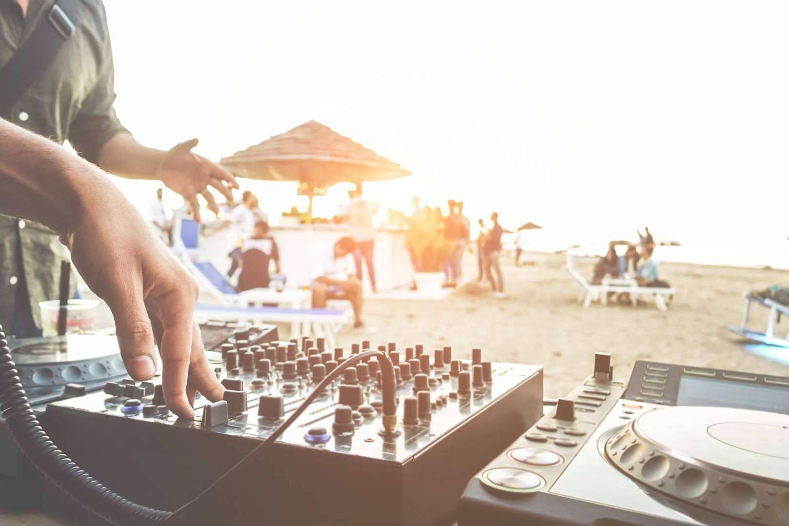 Taztú, una empresa de referencia en construcción e instalación técnica de iluminación y sonido para beach club
