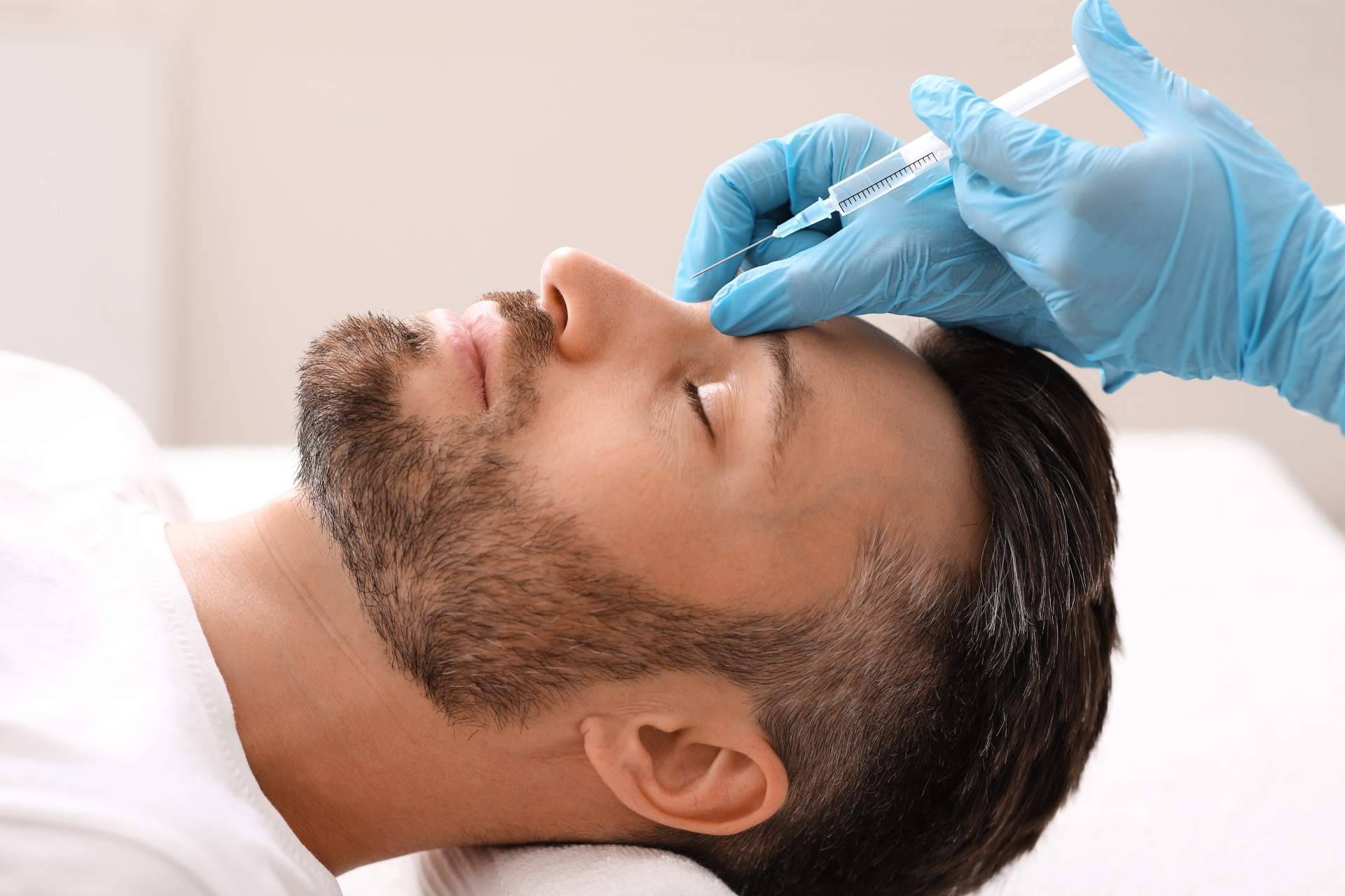 Uno de los tratamientos más buscados por los hombres en Alluring Clinic es la masculinización de rostro con ácido hialurónico