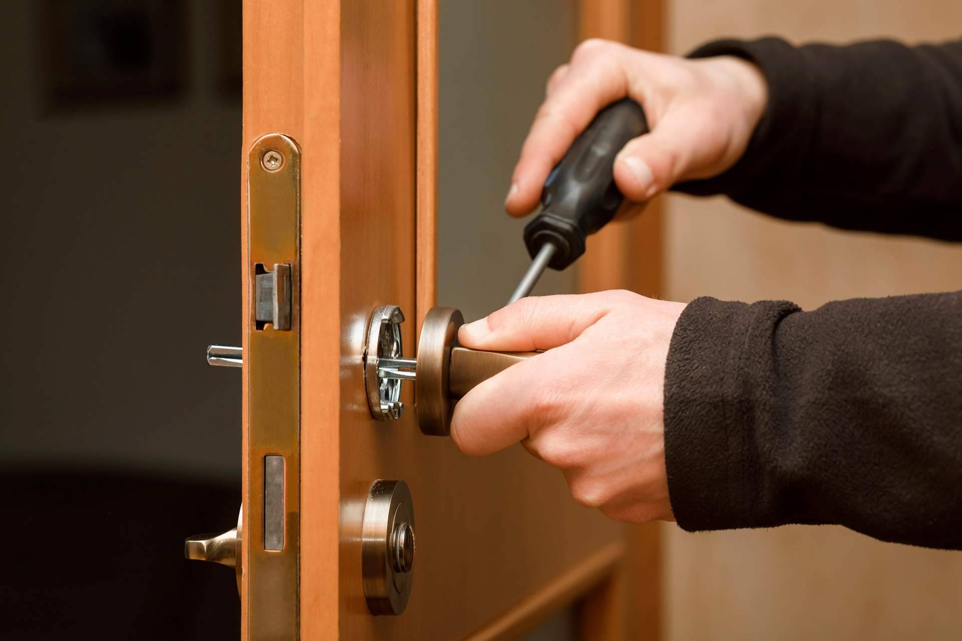 ¿Cómo abrir puertas sin llave? El servicio 24 horas de Cerrajeros Escudero