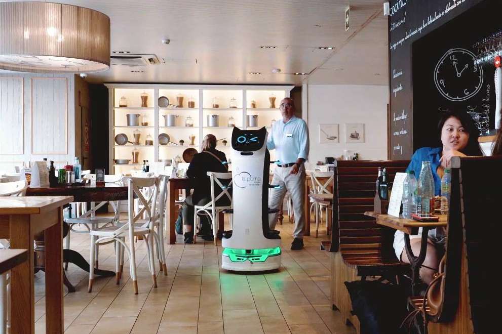 Todo sobre el robot ayudante BellaBot de Telsystem