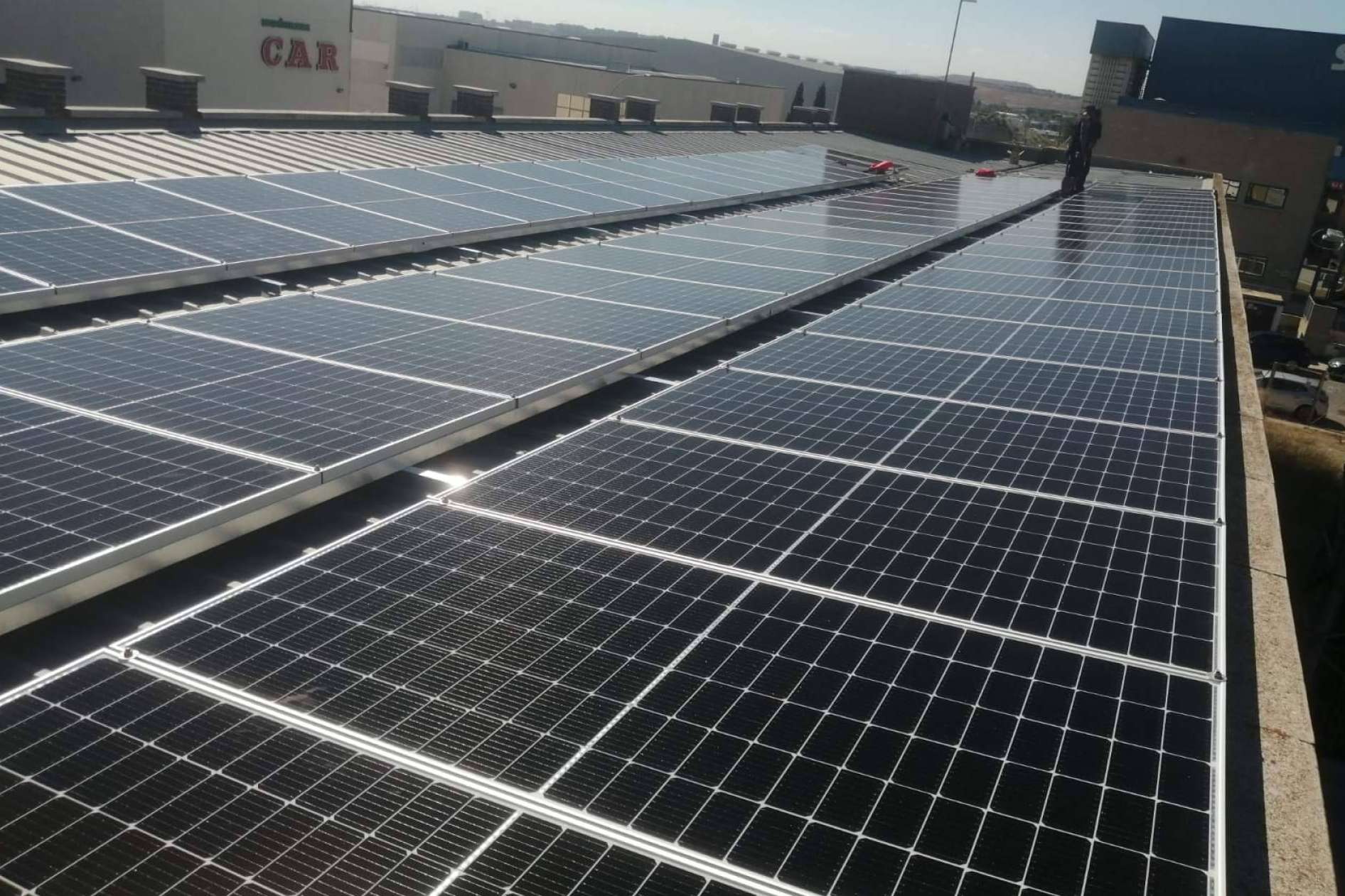 La conveniencia de instalar paneles solares en una industria o vivienda, por Biocay Energy
