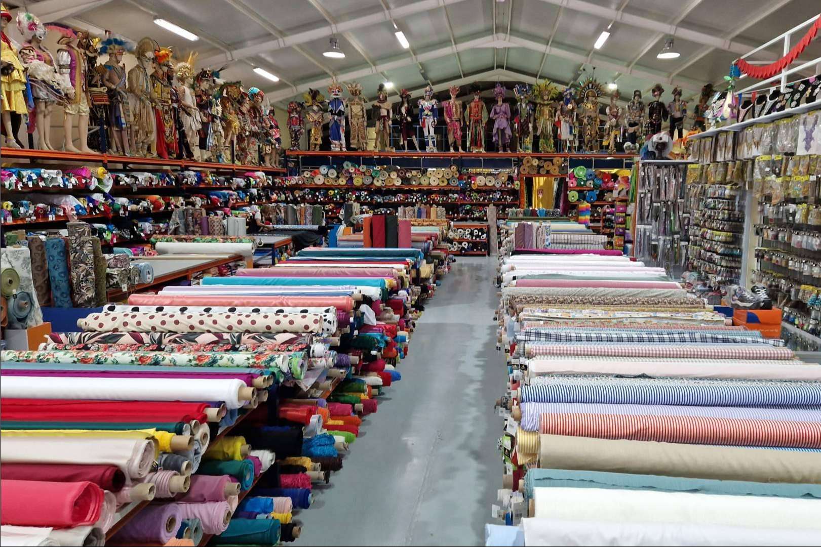 Conocer la tienda de Carnaval Almacenes Casa Ángel; conocida como un paraíso de color y creatividad