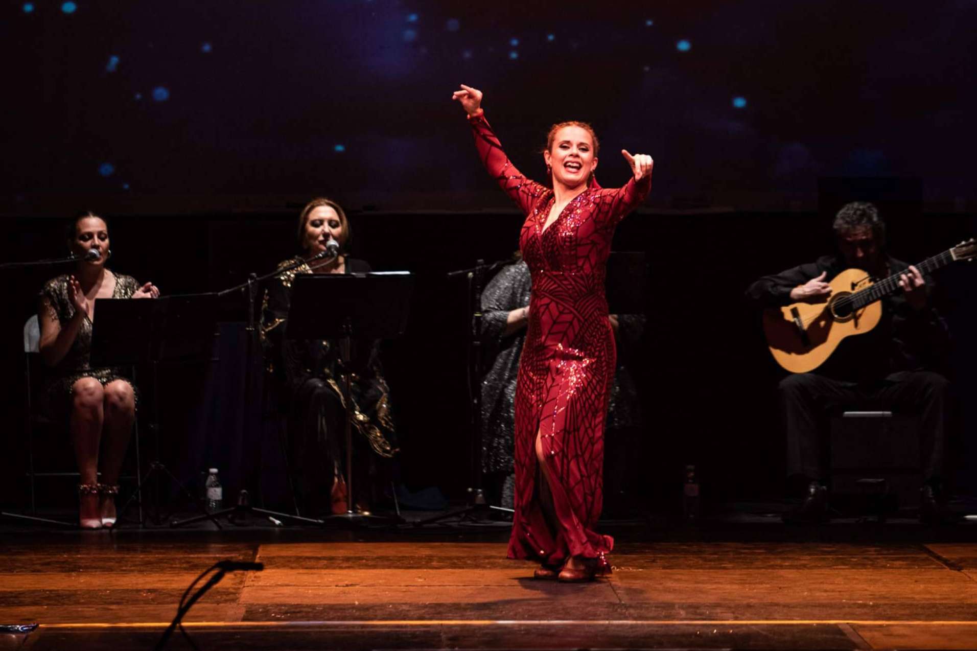 Miriam Jiménez, una compañía que refleja la tradición cantando y bailando por Navidad