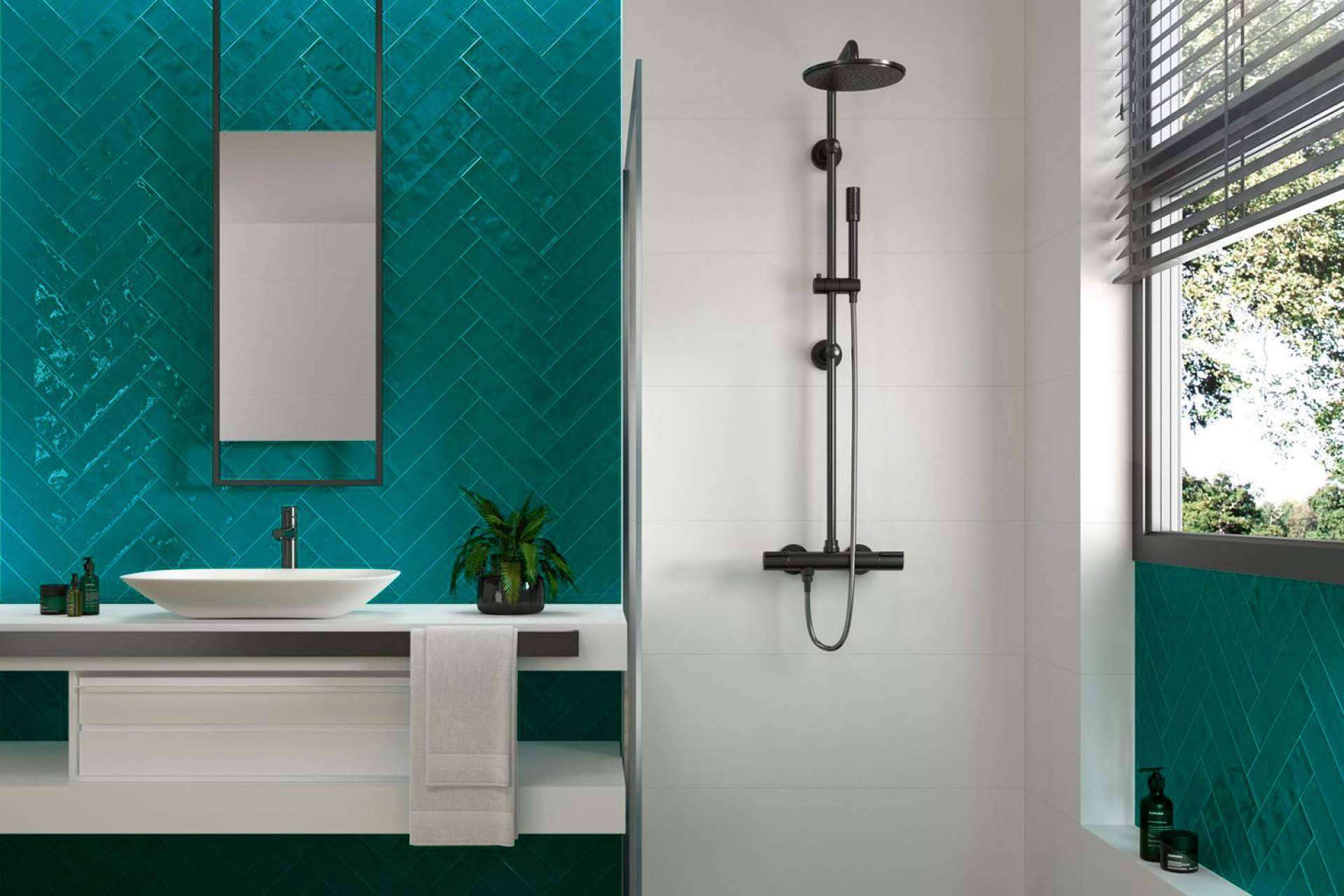 Baños con estilo con los azulejos metro verdes