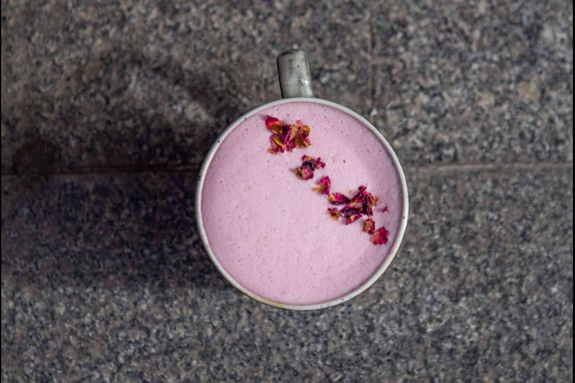 Preparar bebidas con ingredientes naturales con el chai latte en polvo de Chimo Chai