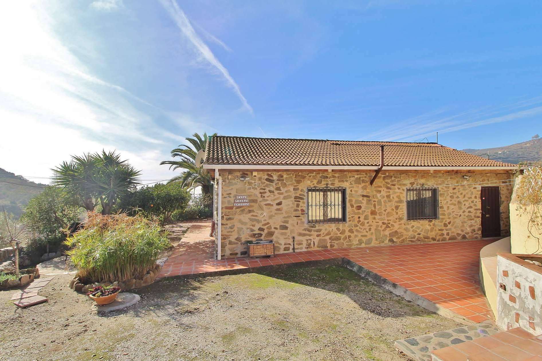 ¿Dónde encontrar un espectacular chalet en venta en Rincón de la Victoria? D&A Inmobiliaria