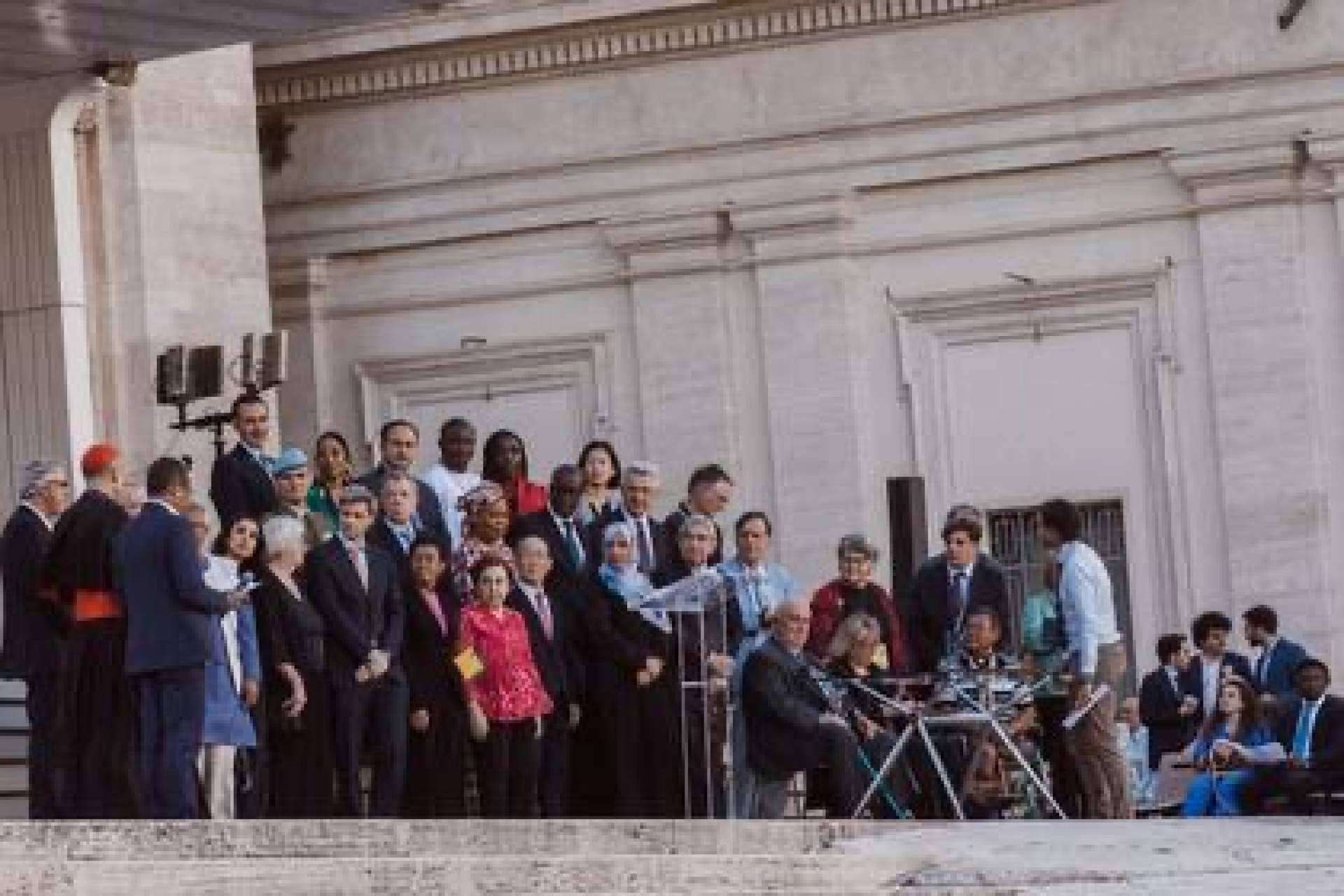 Encuentro del galardonado con el premio San Francisco de Asís dirigido a la humanidad y 33 premios Nobel