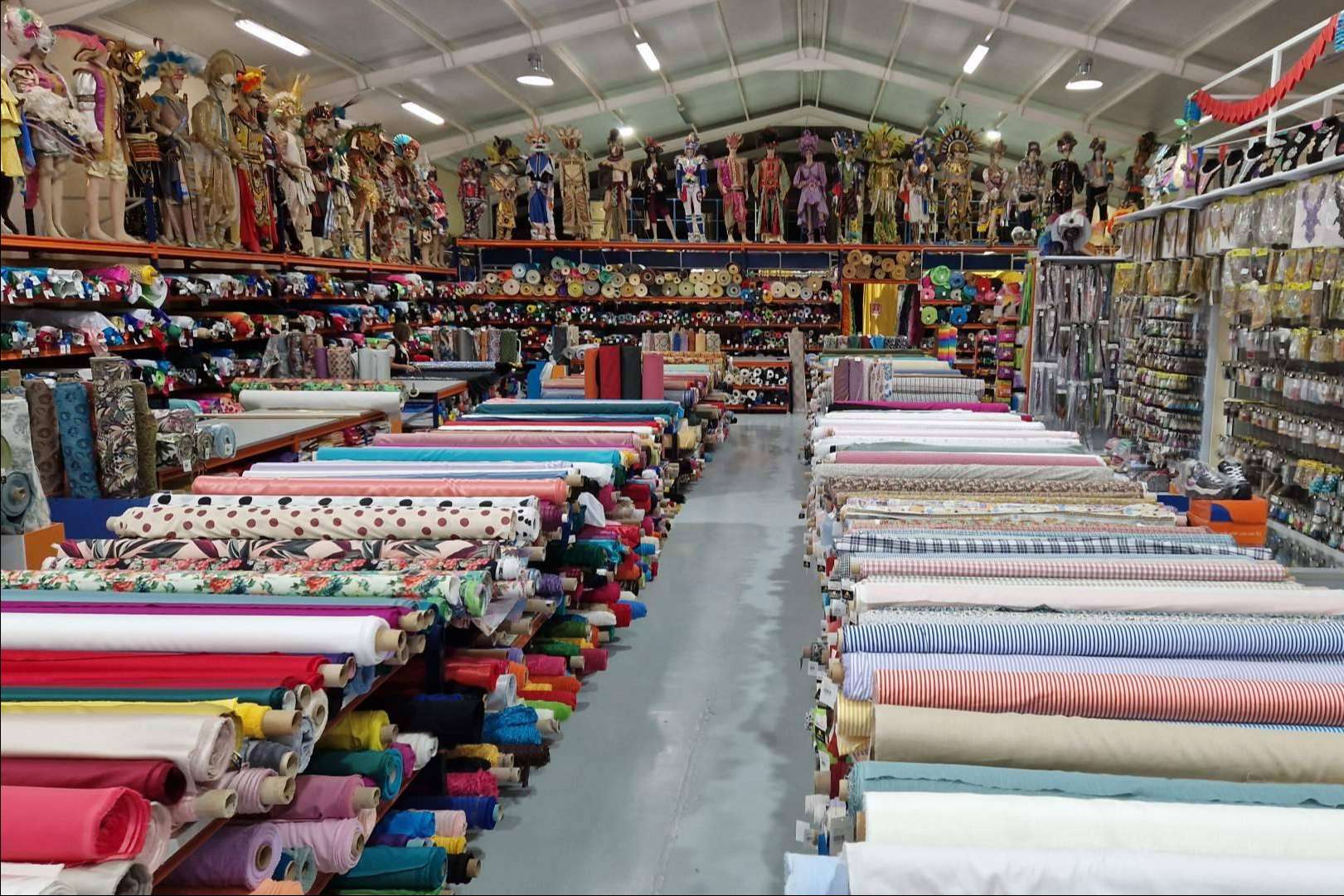 Almacenes Casa Ángel, miles de tejidos y mercería especializada en el Carnaval y otras ocasiones festivas