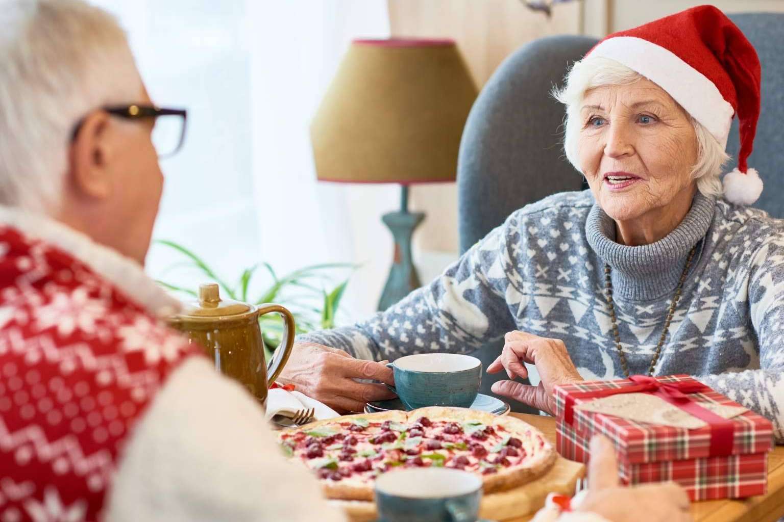Combatir la soledad en Navidad y la importancia de cuidar y acompañar a los mayores