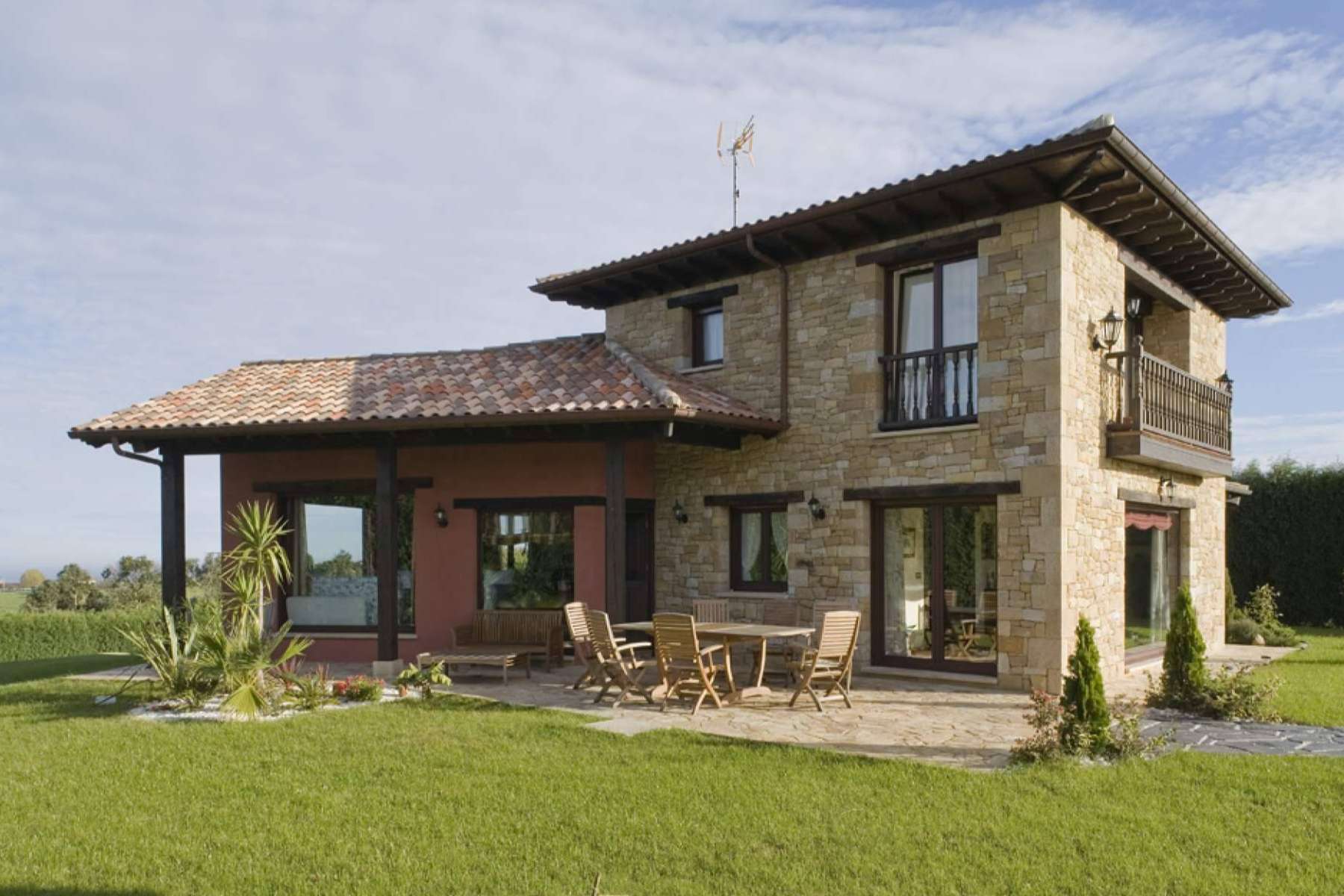 Ventajas e inconvenientes de construir una casa de 2 alturas, por Pando Arquitectos