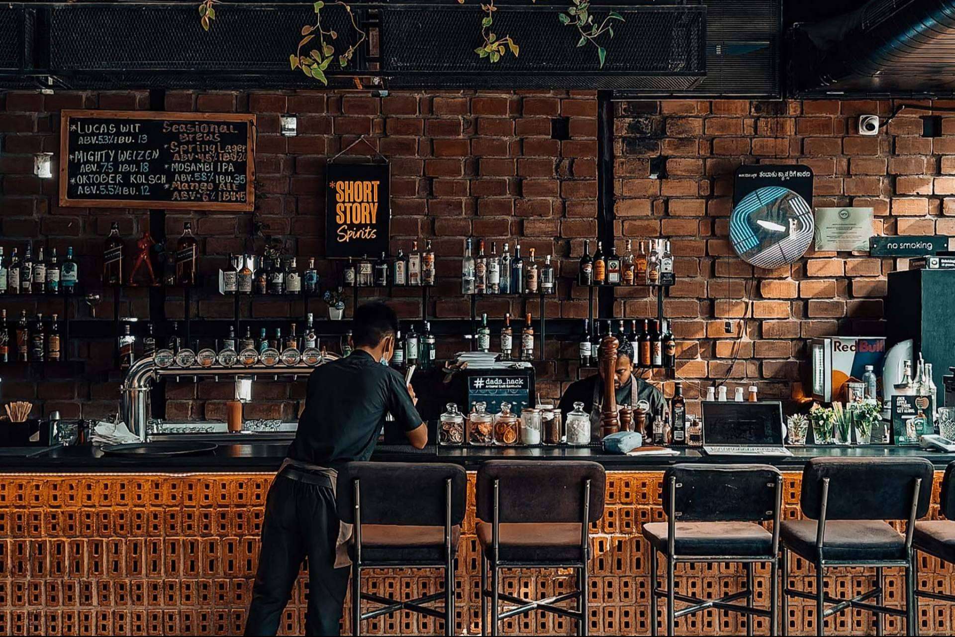 Interiorismo de bares y cafeterías con INDAStudio